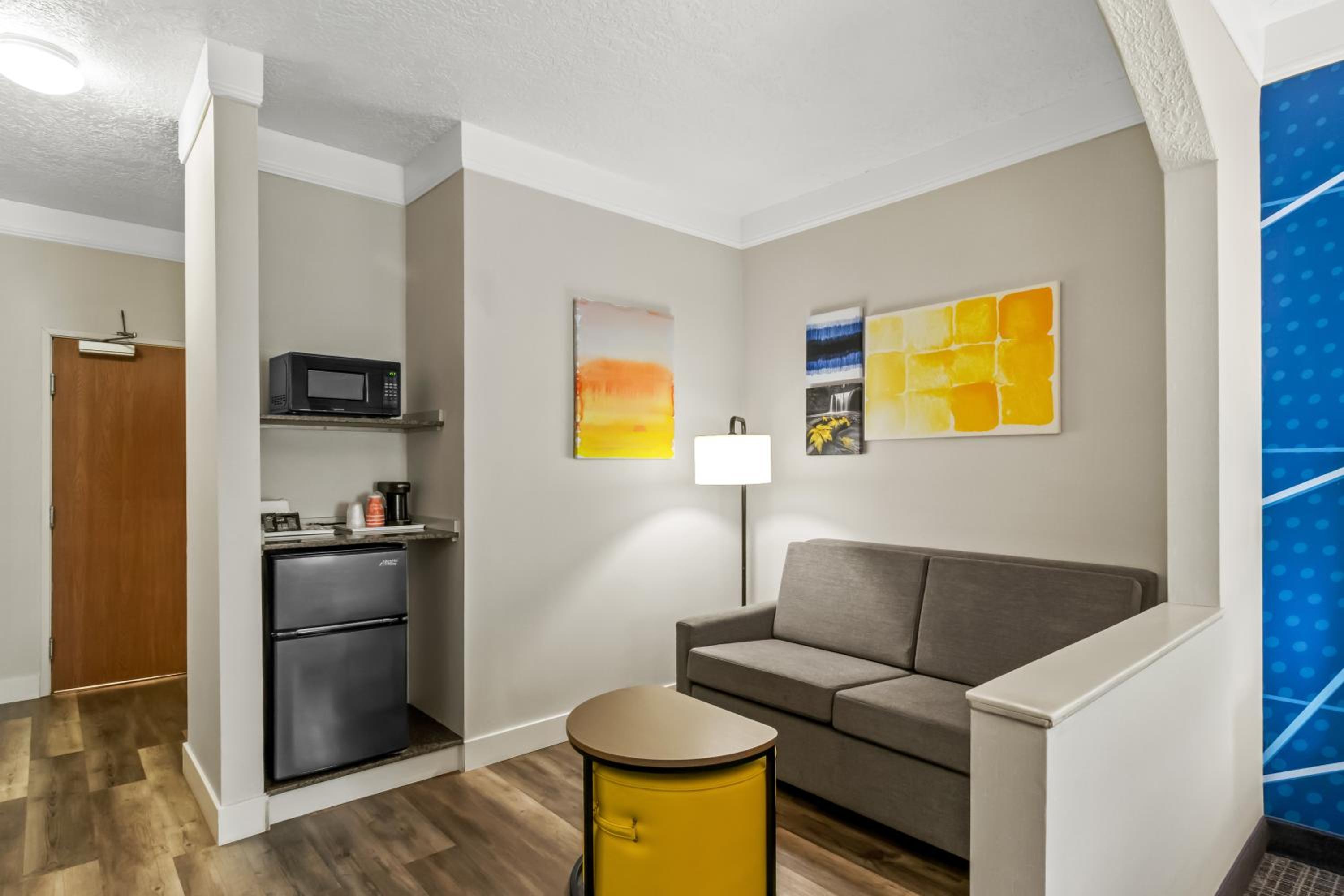 King Suite - Accessible/Non-Smoking - Photo 6