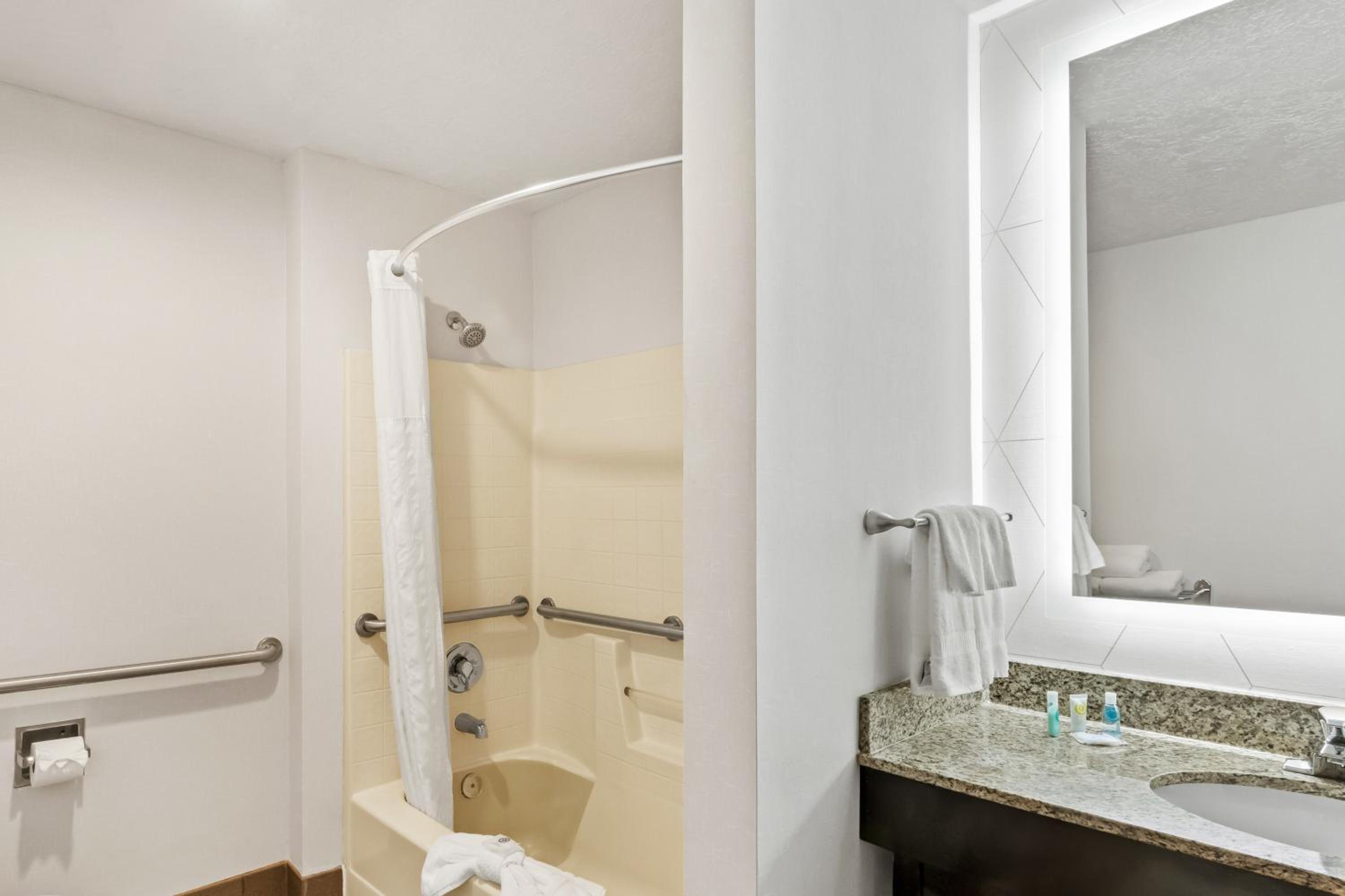 King Suite - Accessible/Non-Smoking - Photo 5