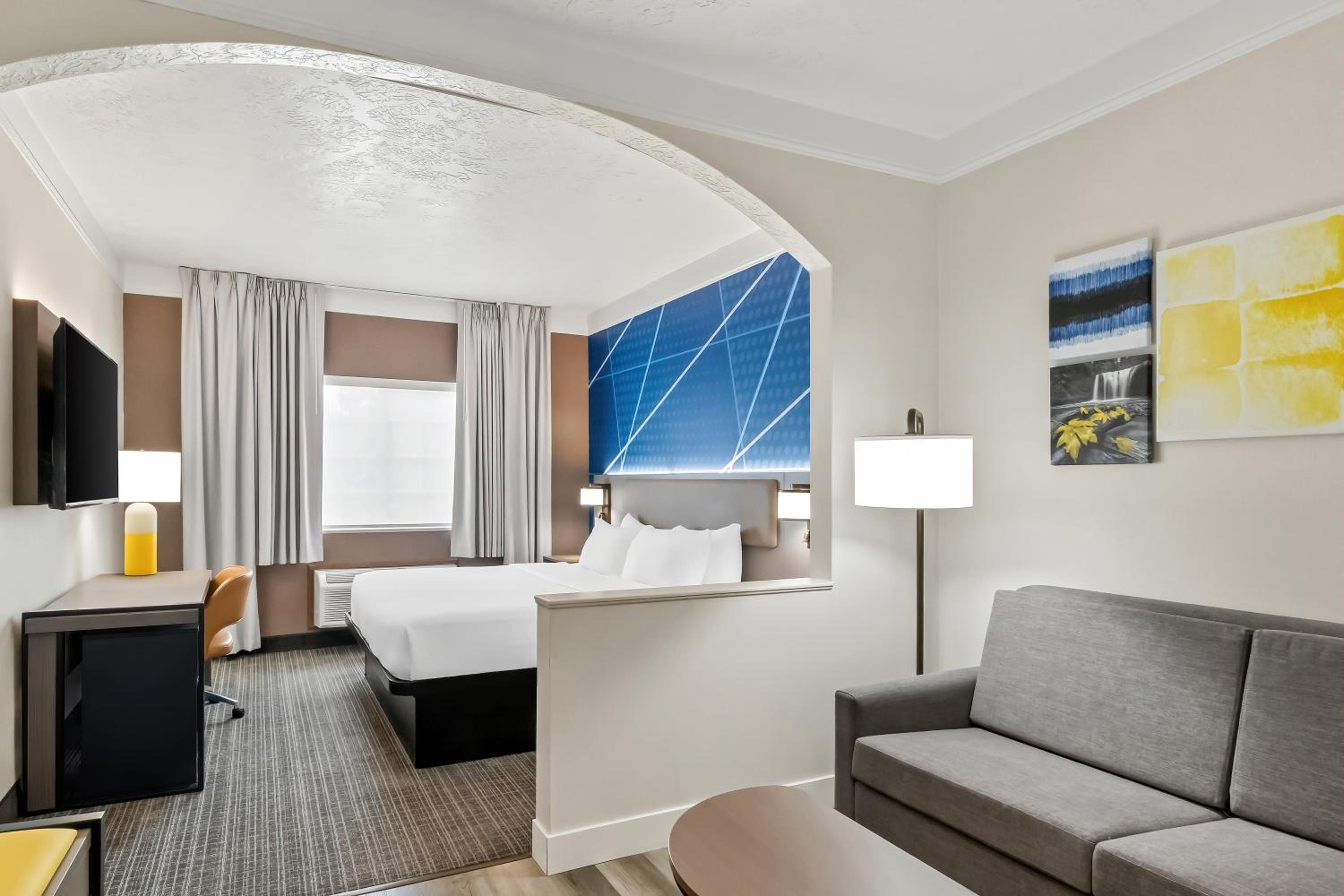 King Suite - Accessible/Non-Smoking - Photo 7