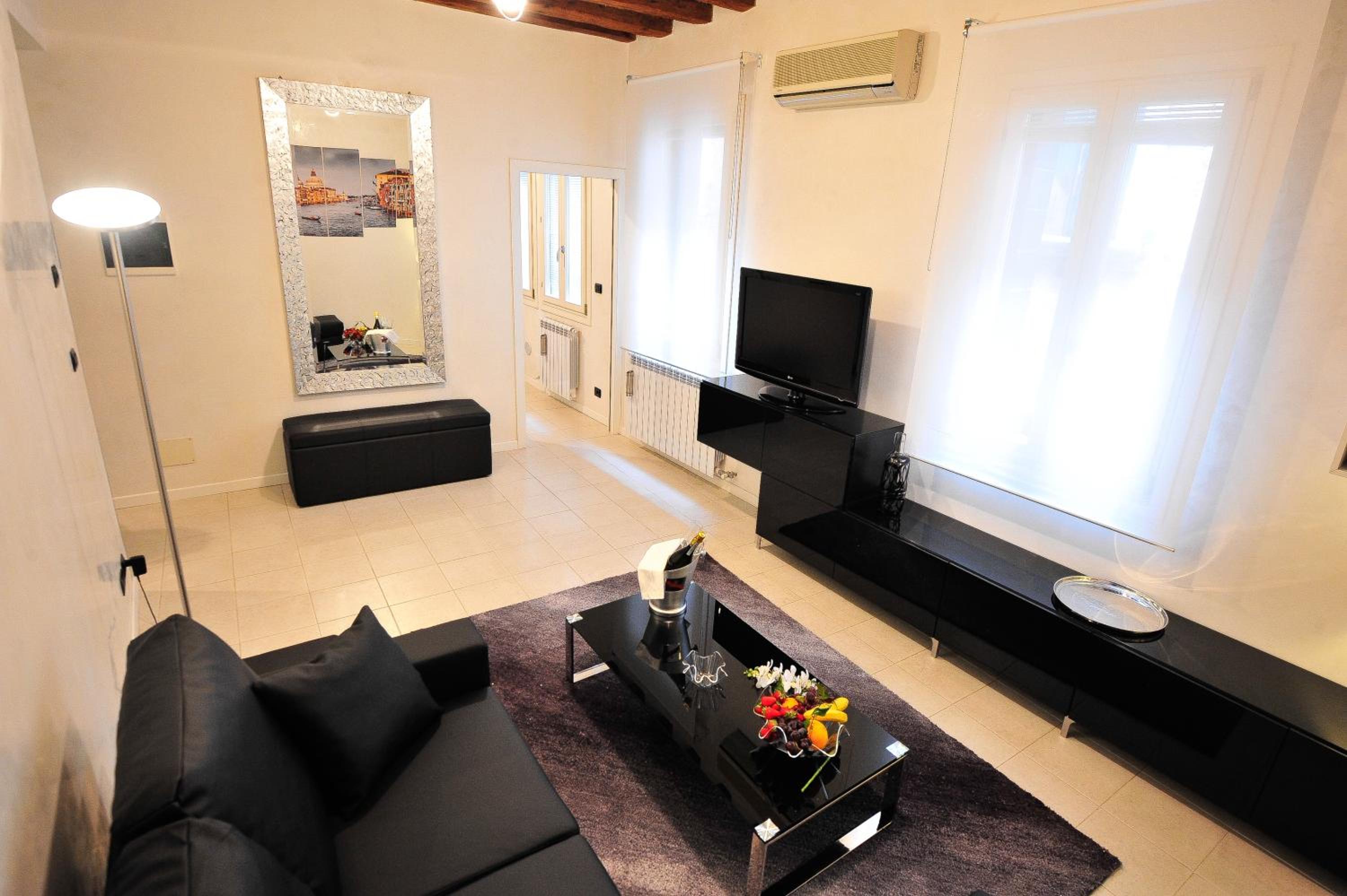Deluxe Apartment photo 2