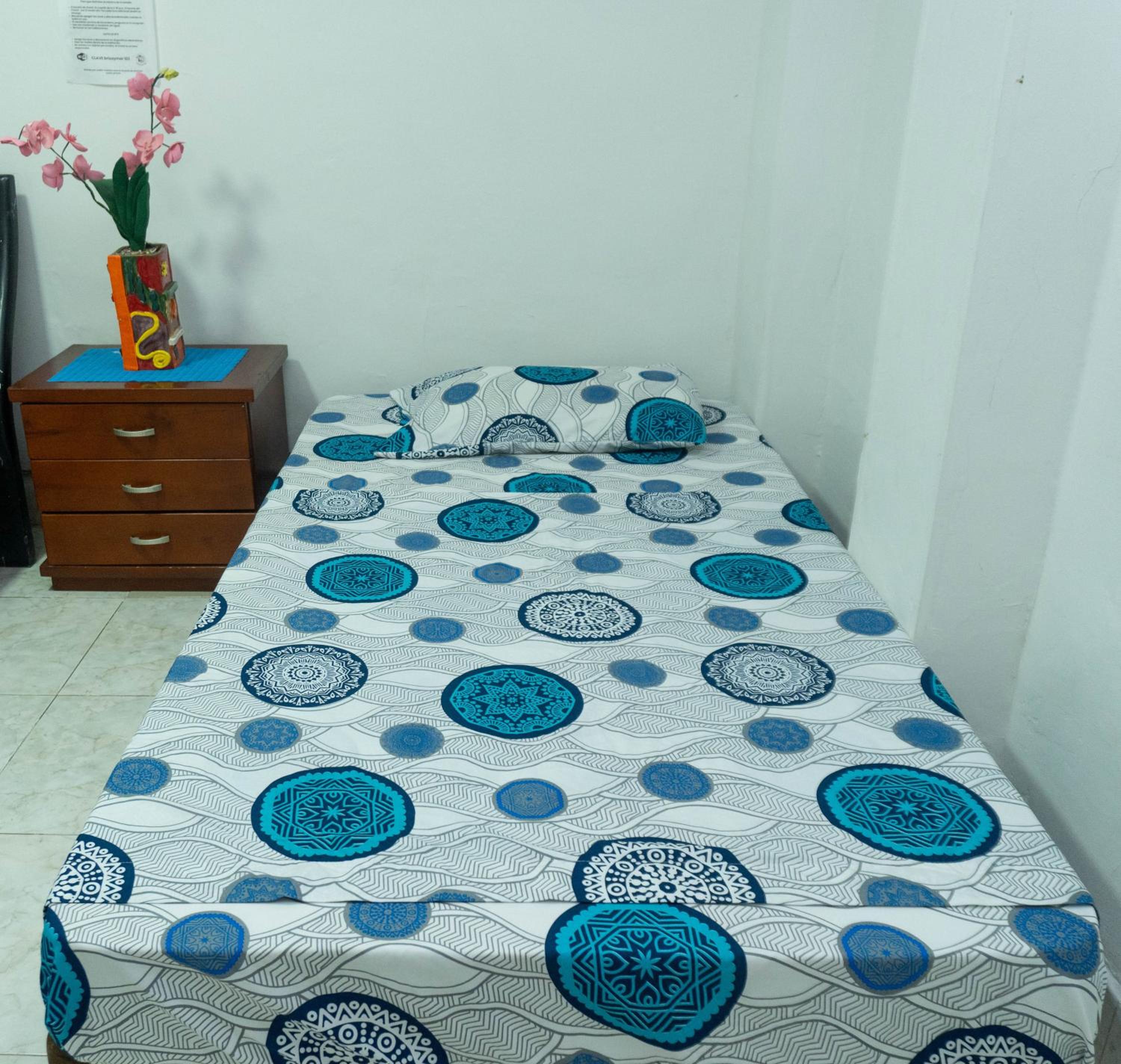 Economy Triple Room with Shared Bathroom photo 2
