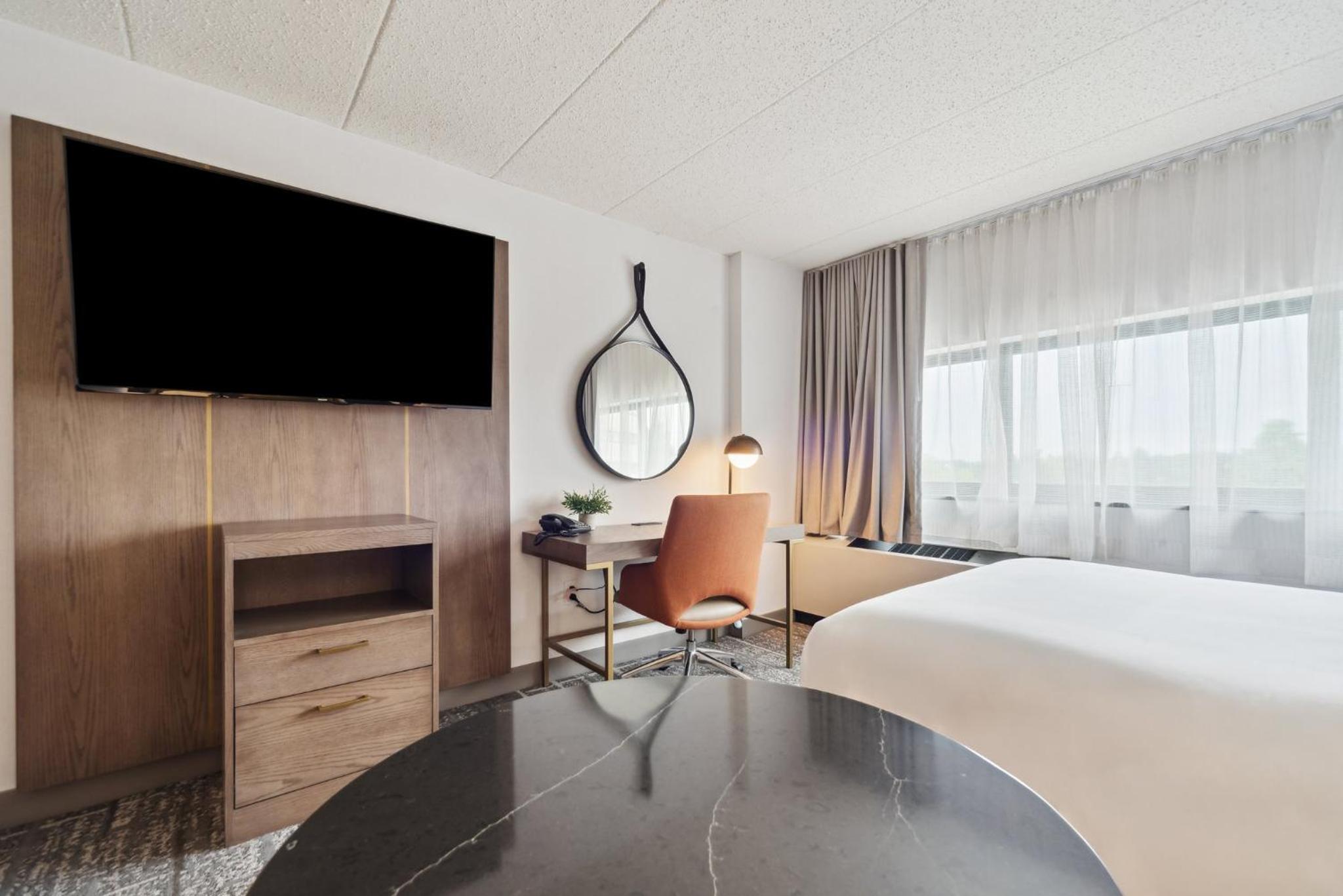 Standard Queen Room with Two Queen Beds - Photo 2