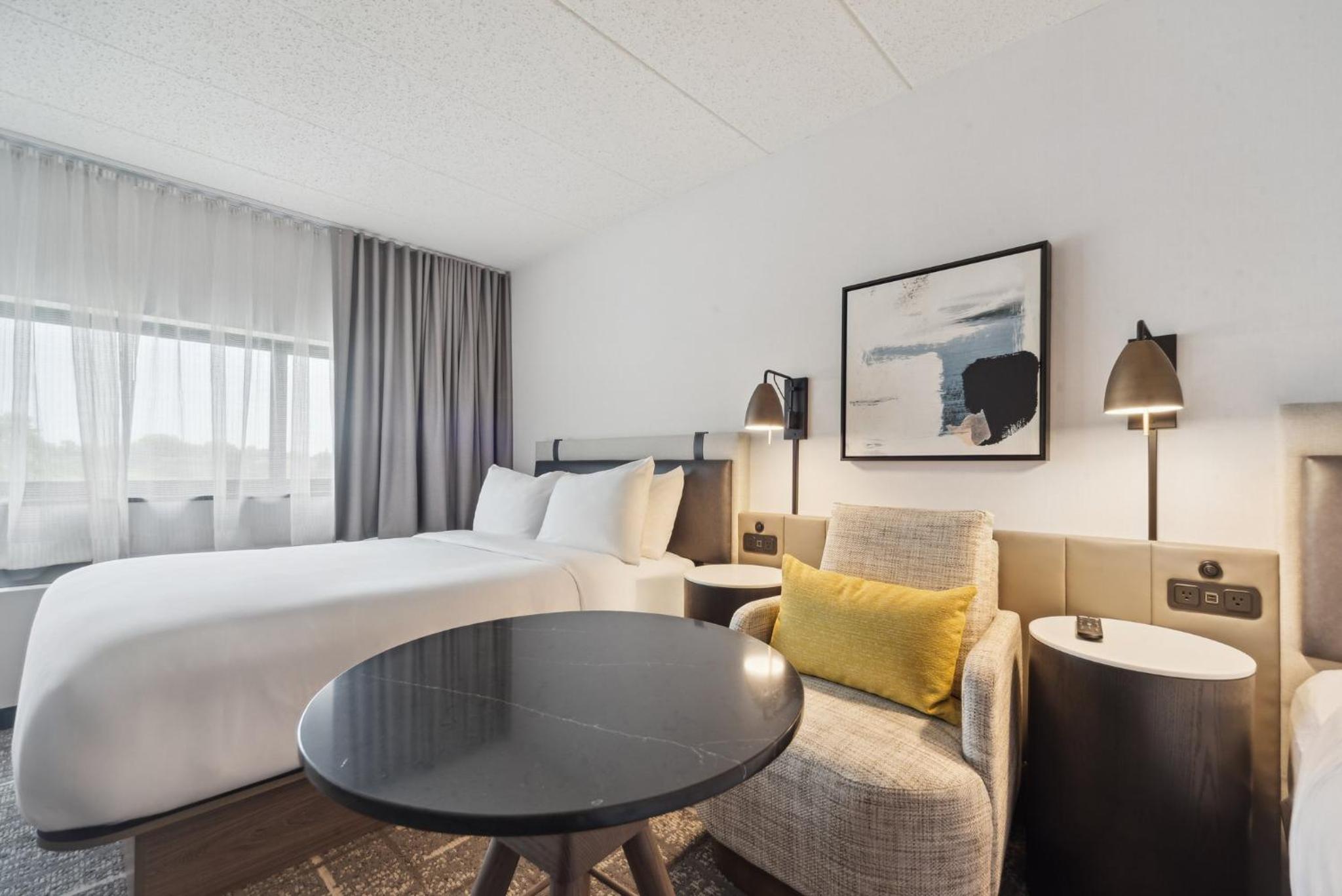 Standard Queen Room with Two Queen Beds - Photo 3