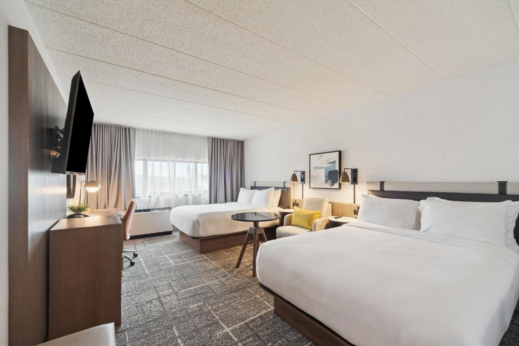 Standard Queen Room with Two Queen Beds - Photo 4