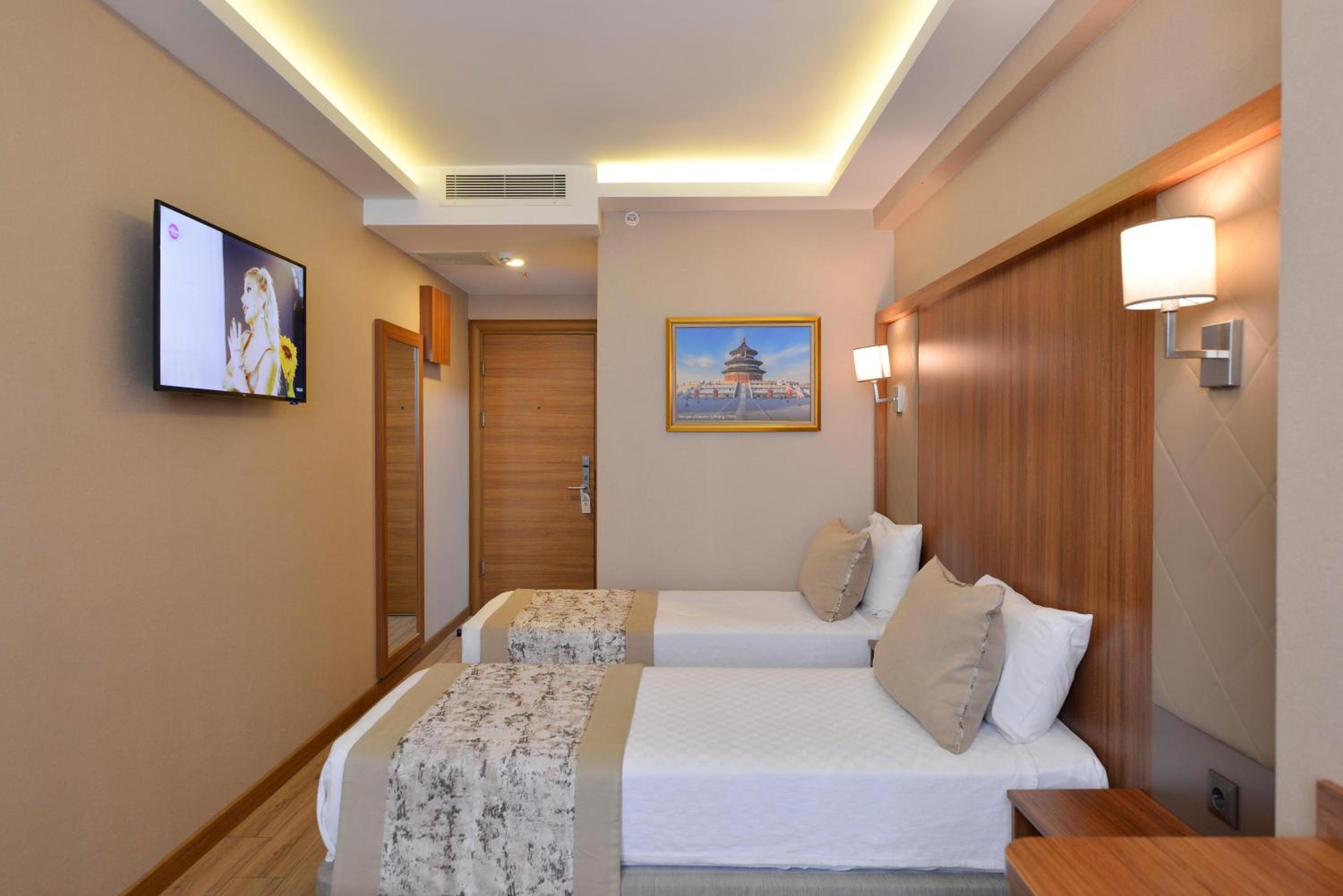 Deluxe Double Room with Two Double Beds - Photo 9