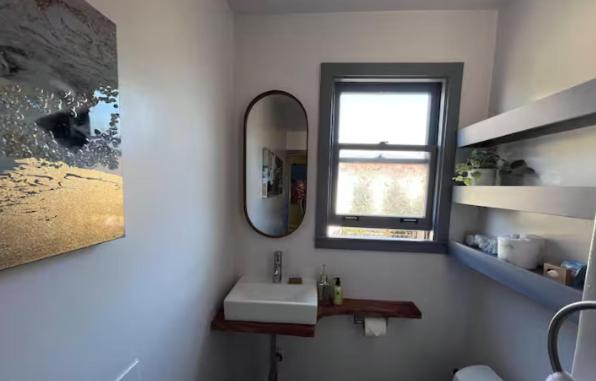 Street Facing Queen Studio (Dog Friendly)