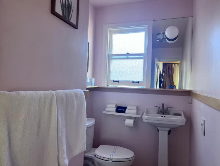 Street Facing Queen Studio (Dog Friendly)