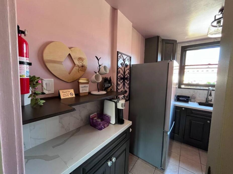 Street Facing Queen Studio (Dog Friendly)
