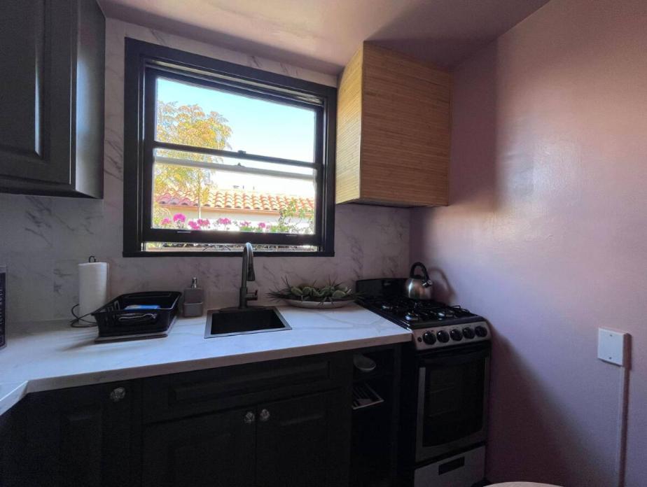 Street Facing Queen Studio (Dog Friendly)