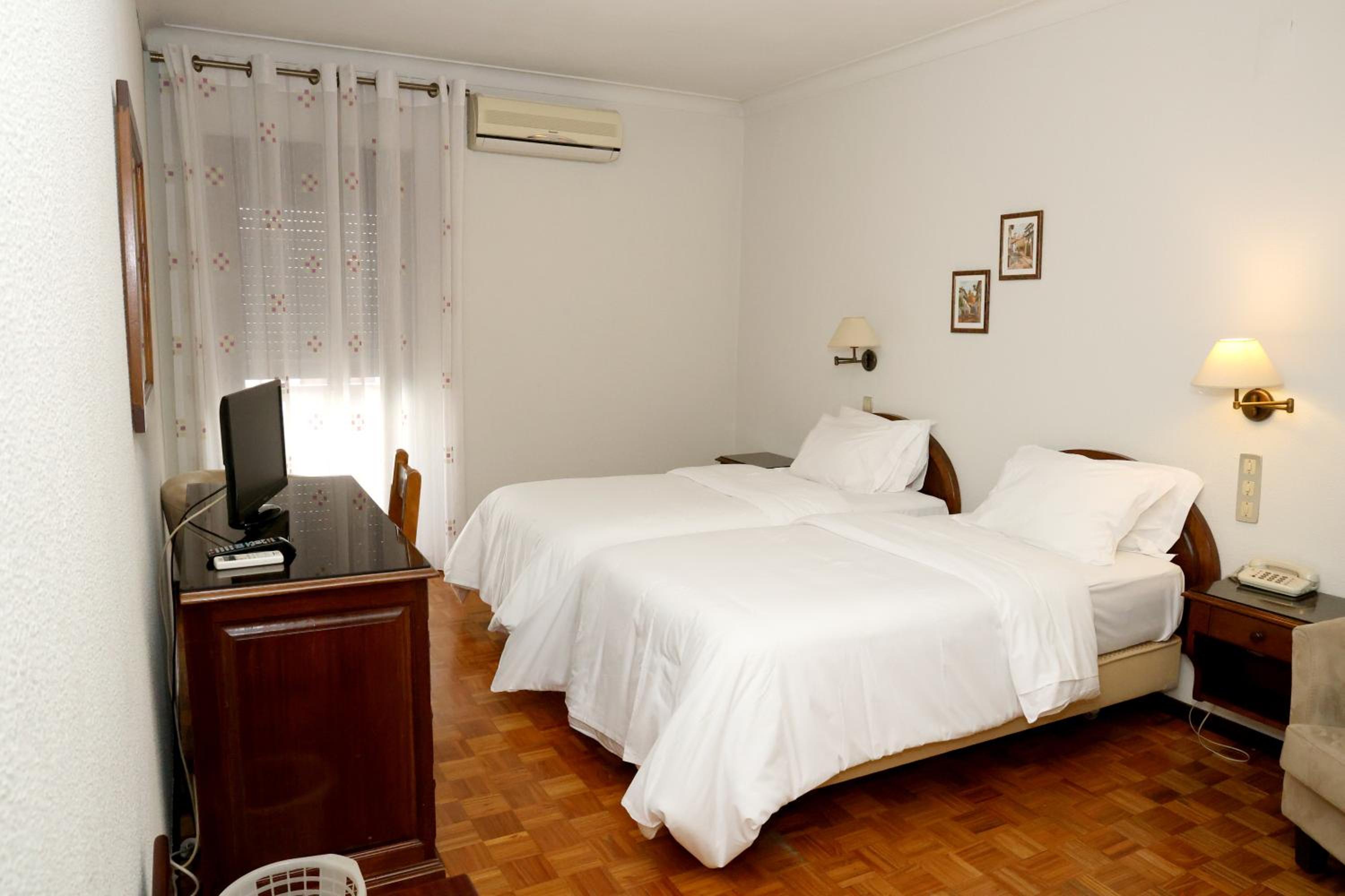Economy Twin Room - Photo 1