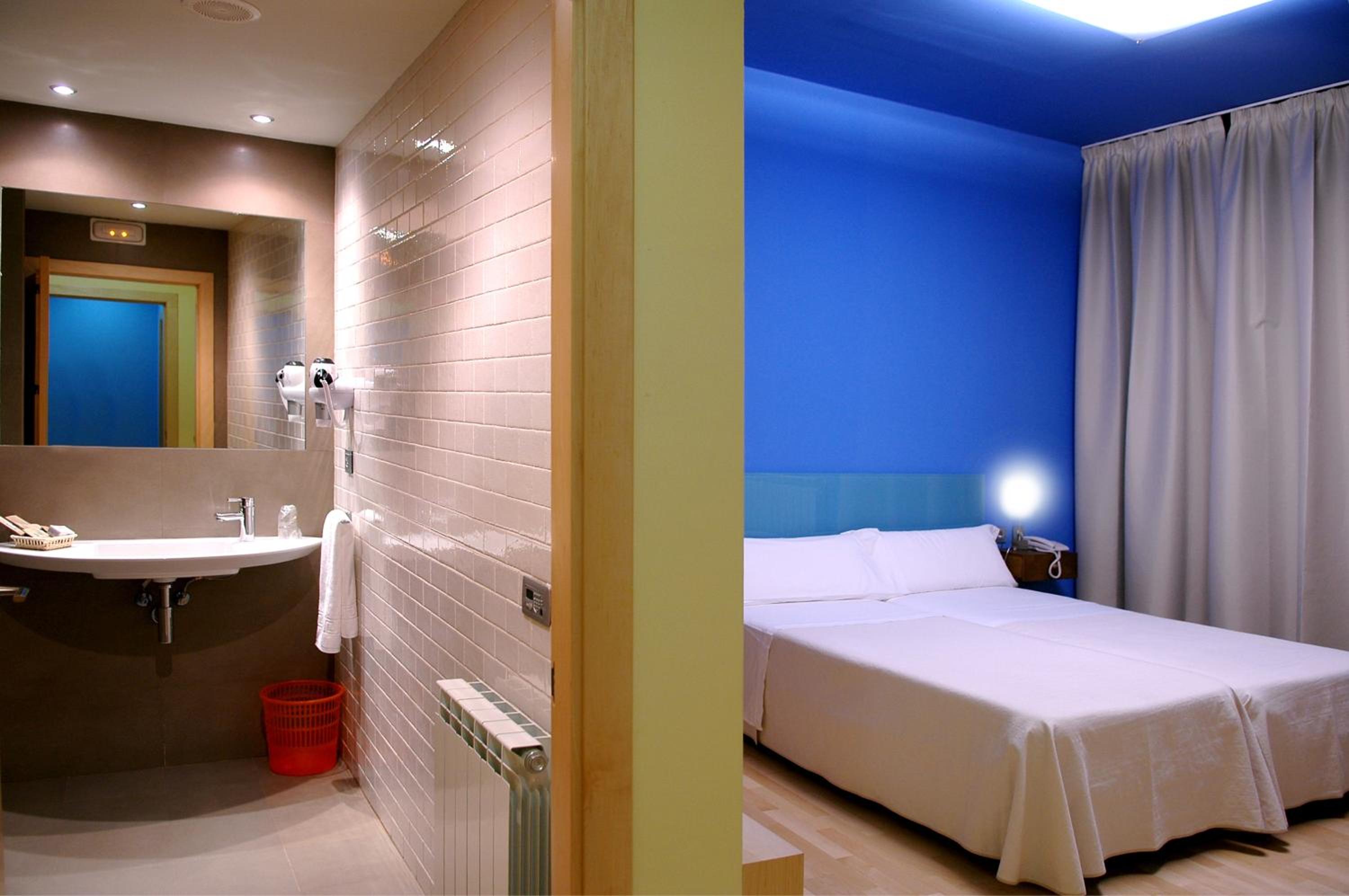 Double or Twin Room - Photo 4