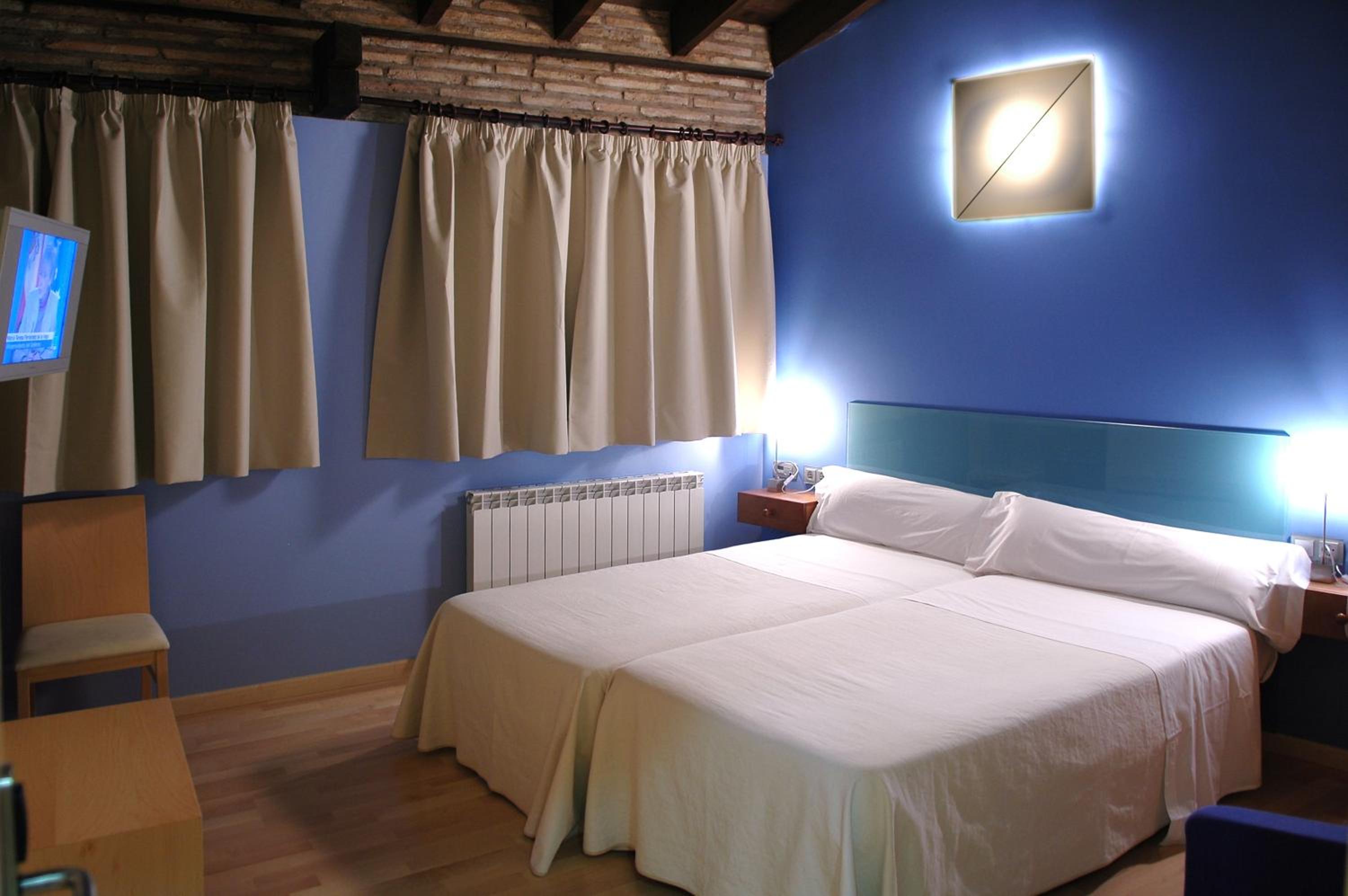 Double or Twin Room - Photo 5