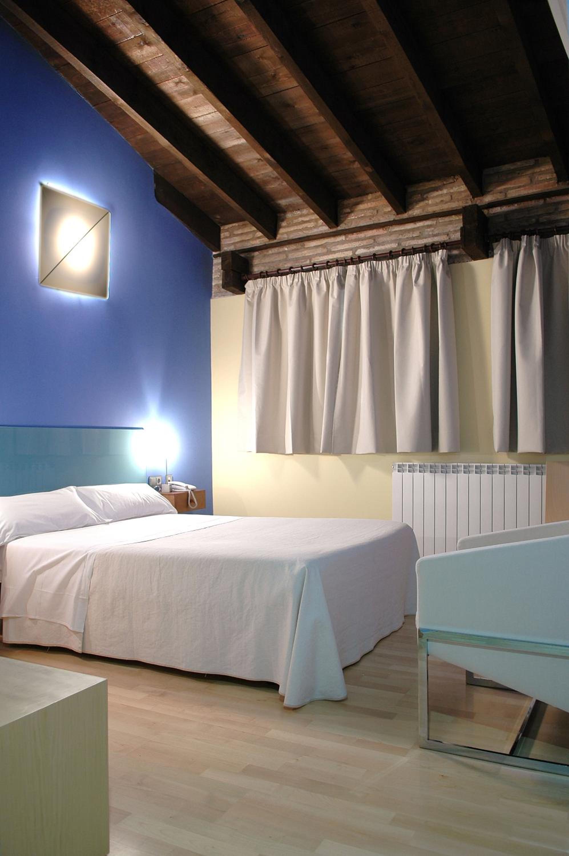 Double or Twin Room - Photo 6