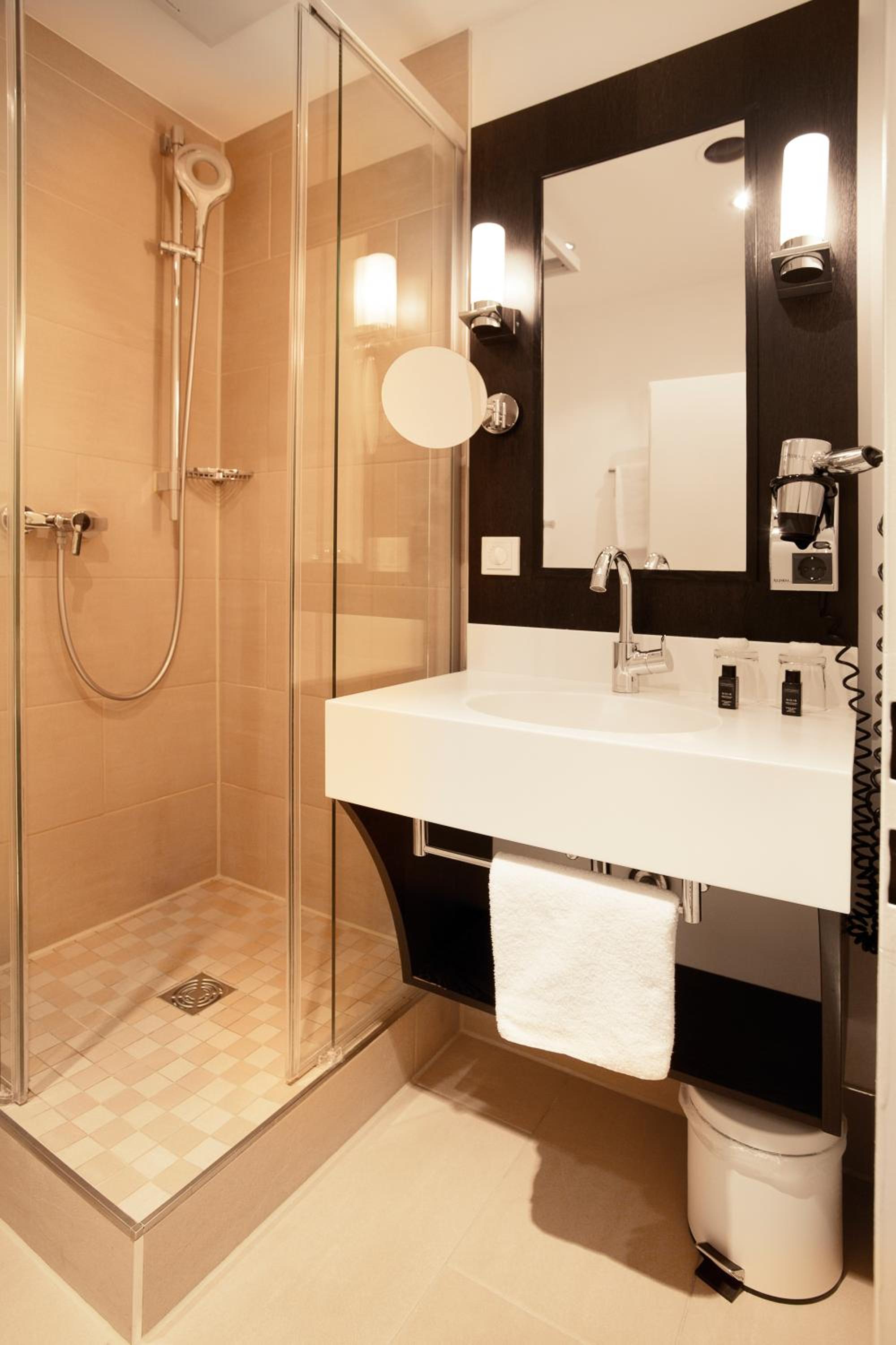 Standard Double or Twin Room - Photo 7