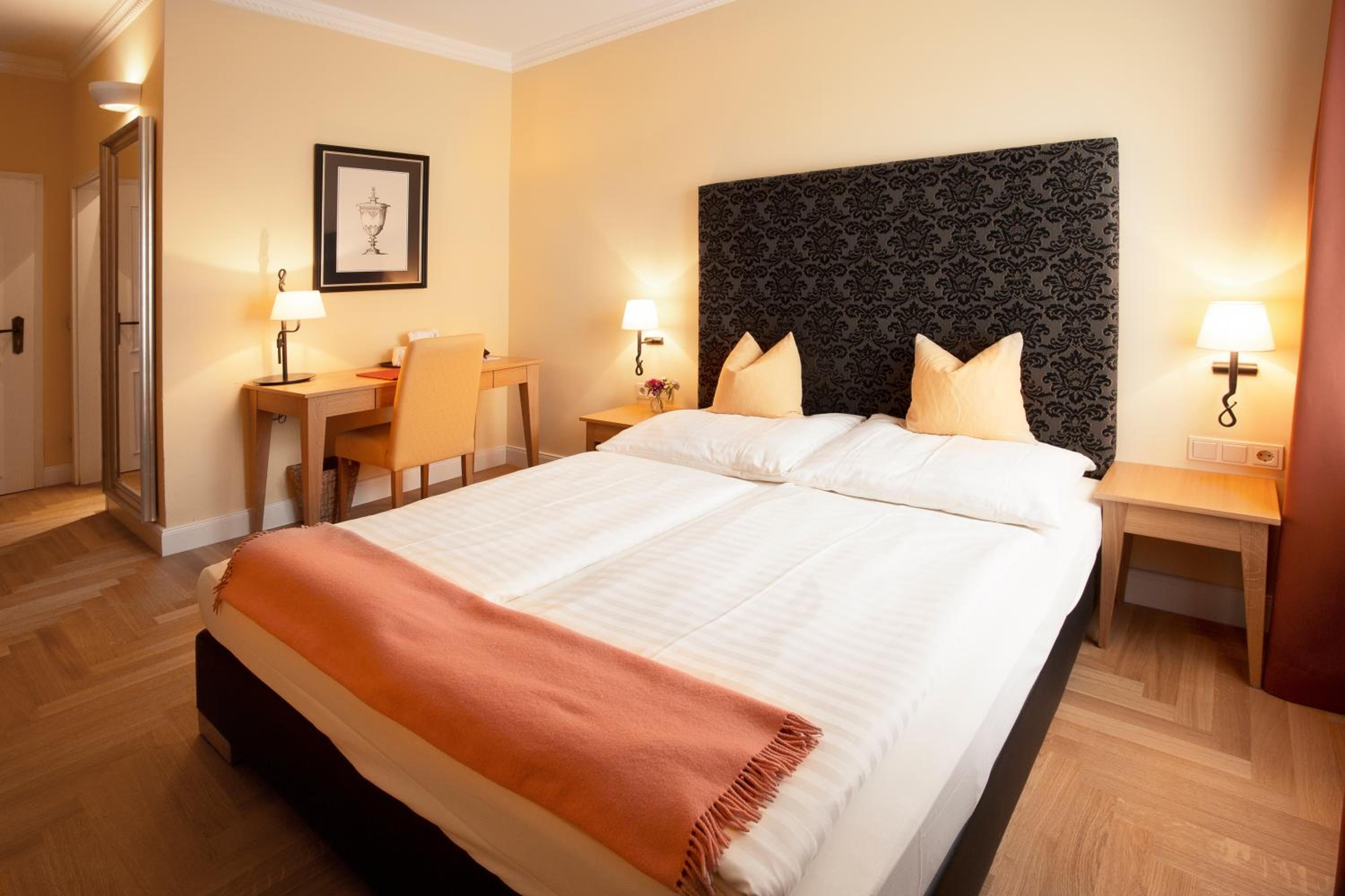 Standard Double or Twin Room - Photo 17