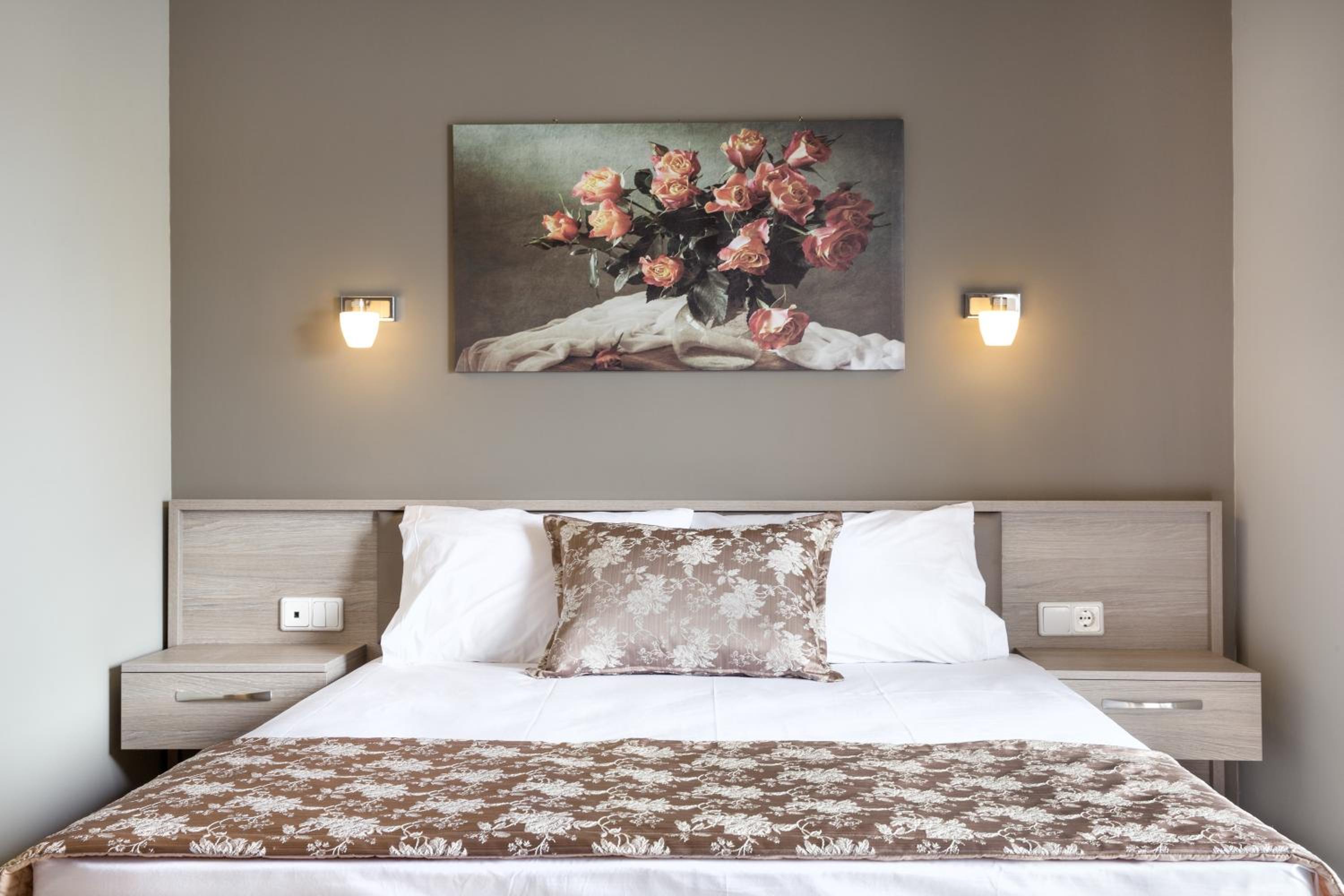 Deluxe Double Room (2 Adults + 1 Child)