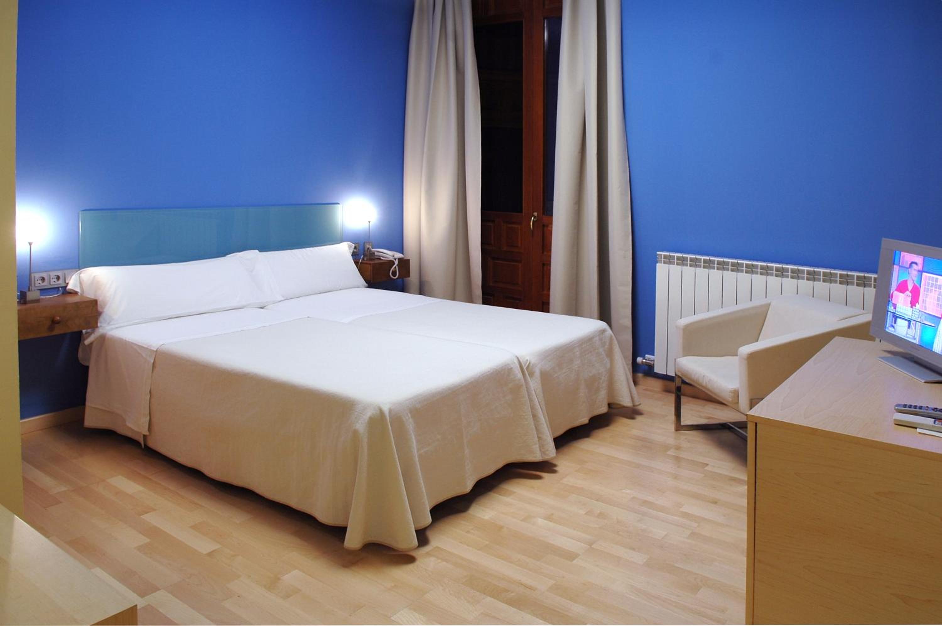 Double or Twin Room - Photo 2