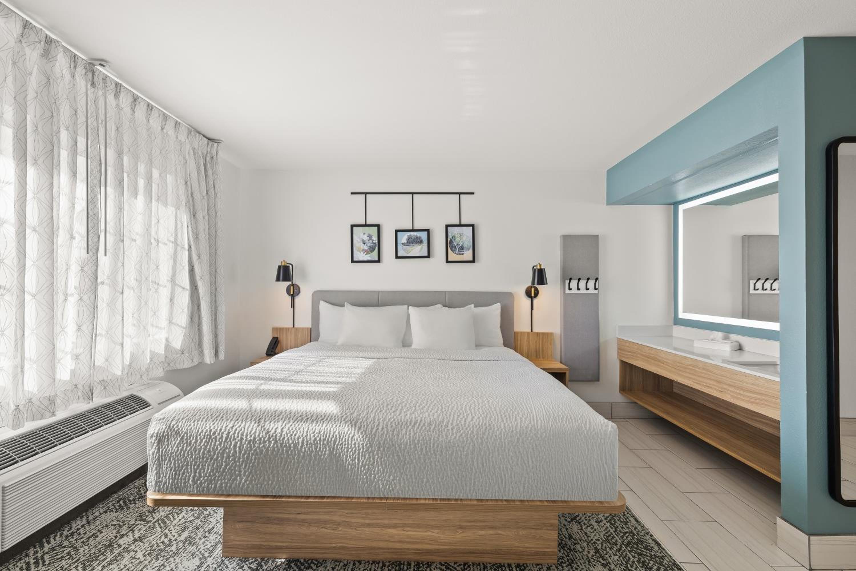 King Suite with Two King Beds - Non-Smoking - Photo 4
