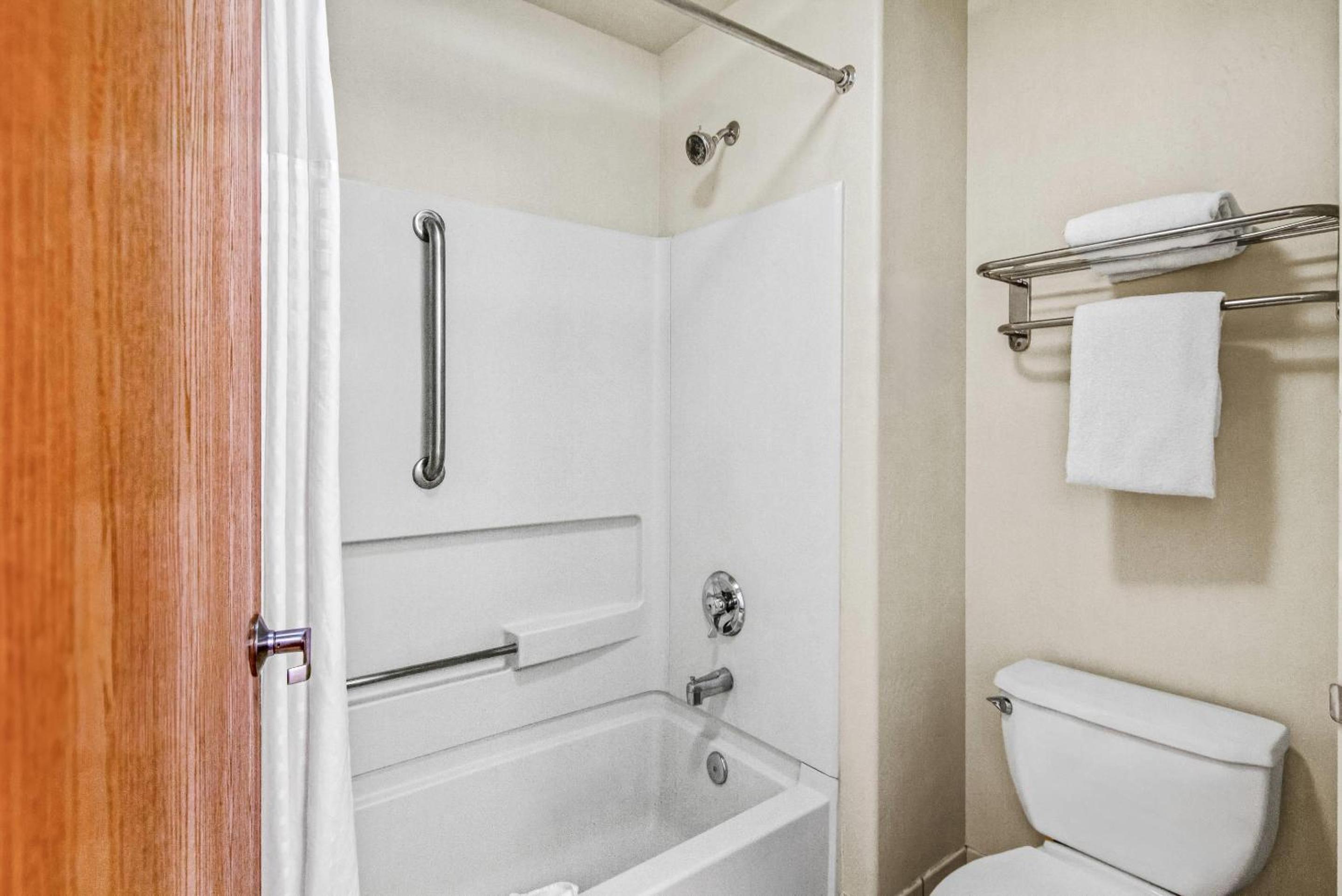 Queen Room - Accessible/Nonsmoking photo 1