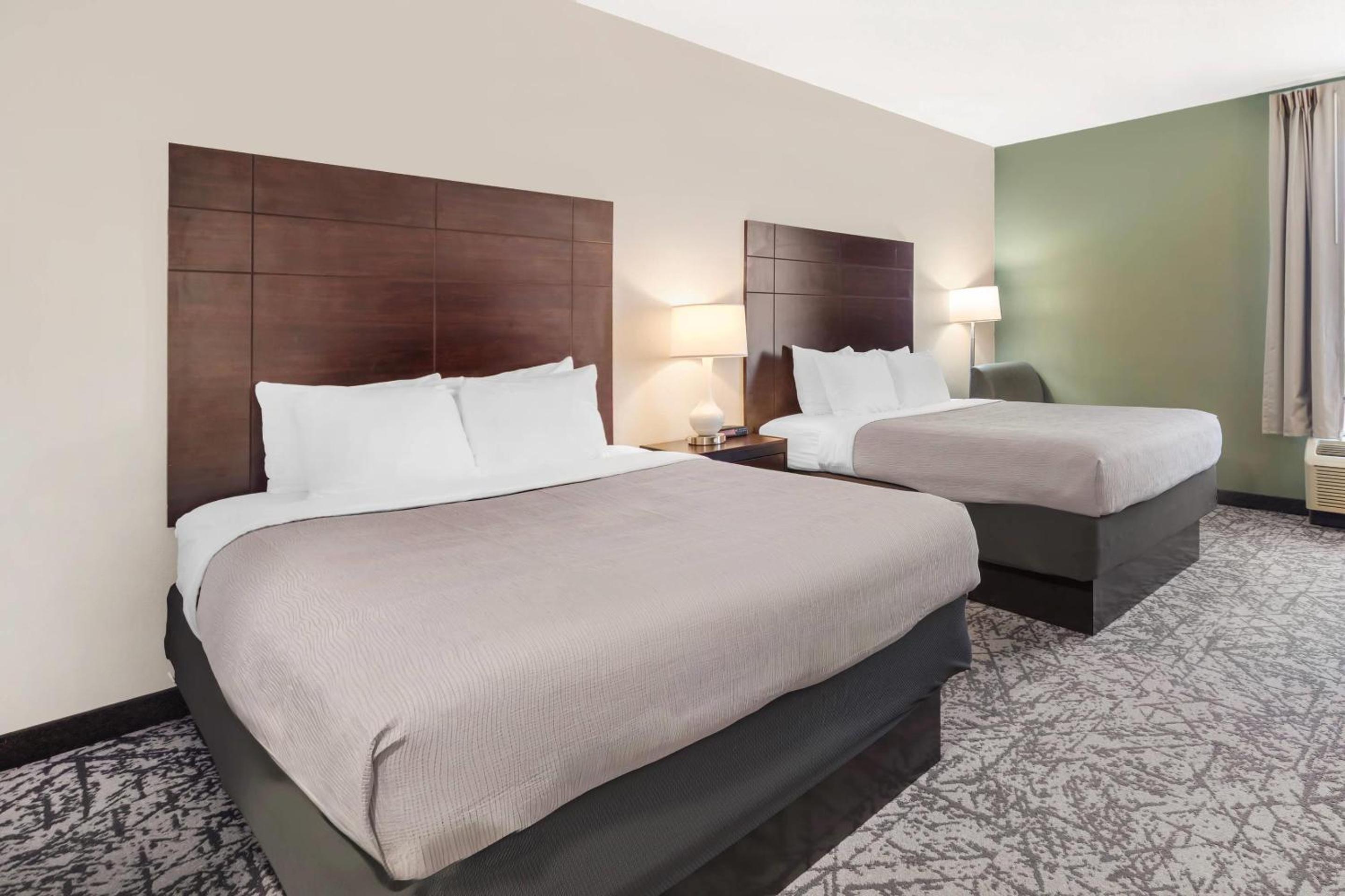 Queen Room with Two Queen Beds - Non-Smoking - Photo 2