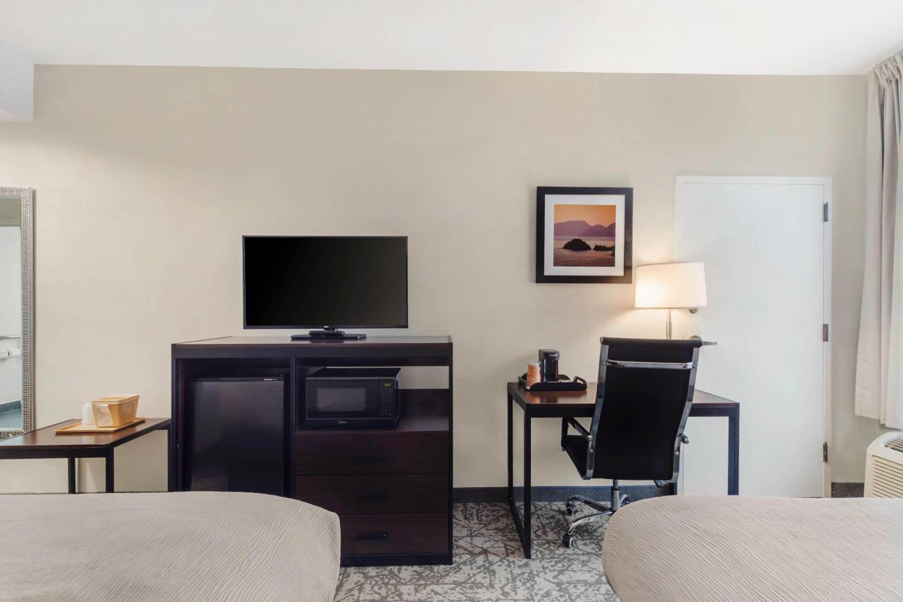 Queen Room with Two Queen Beds - Accessible/Non-Smoking  - Photo 3