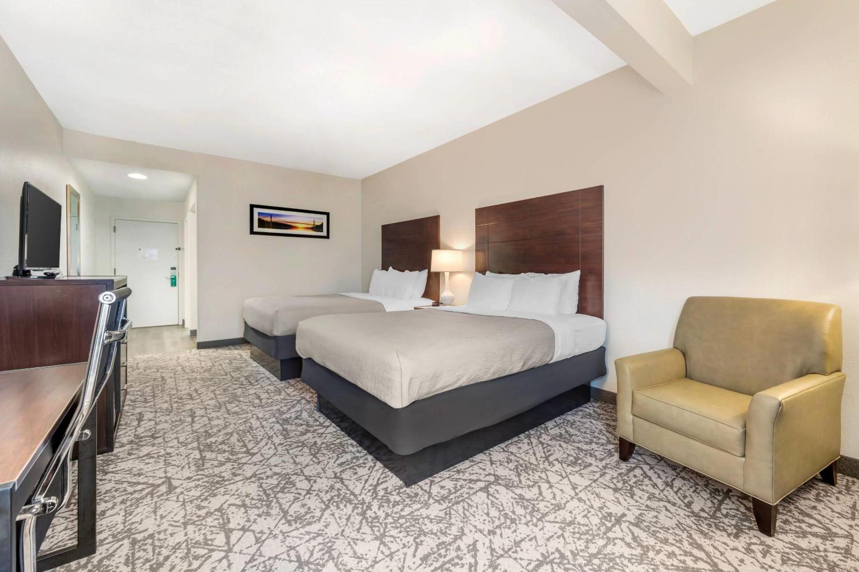 Standard Queen Room with Two Queen Beds - Non-Smoking - Photo 2