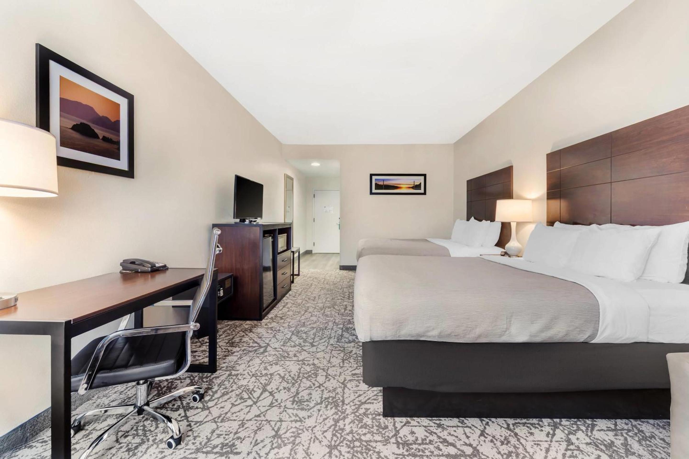Standard Queen Room with Two Queen Beds - Non-Smoking - Photo 3