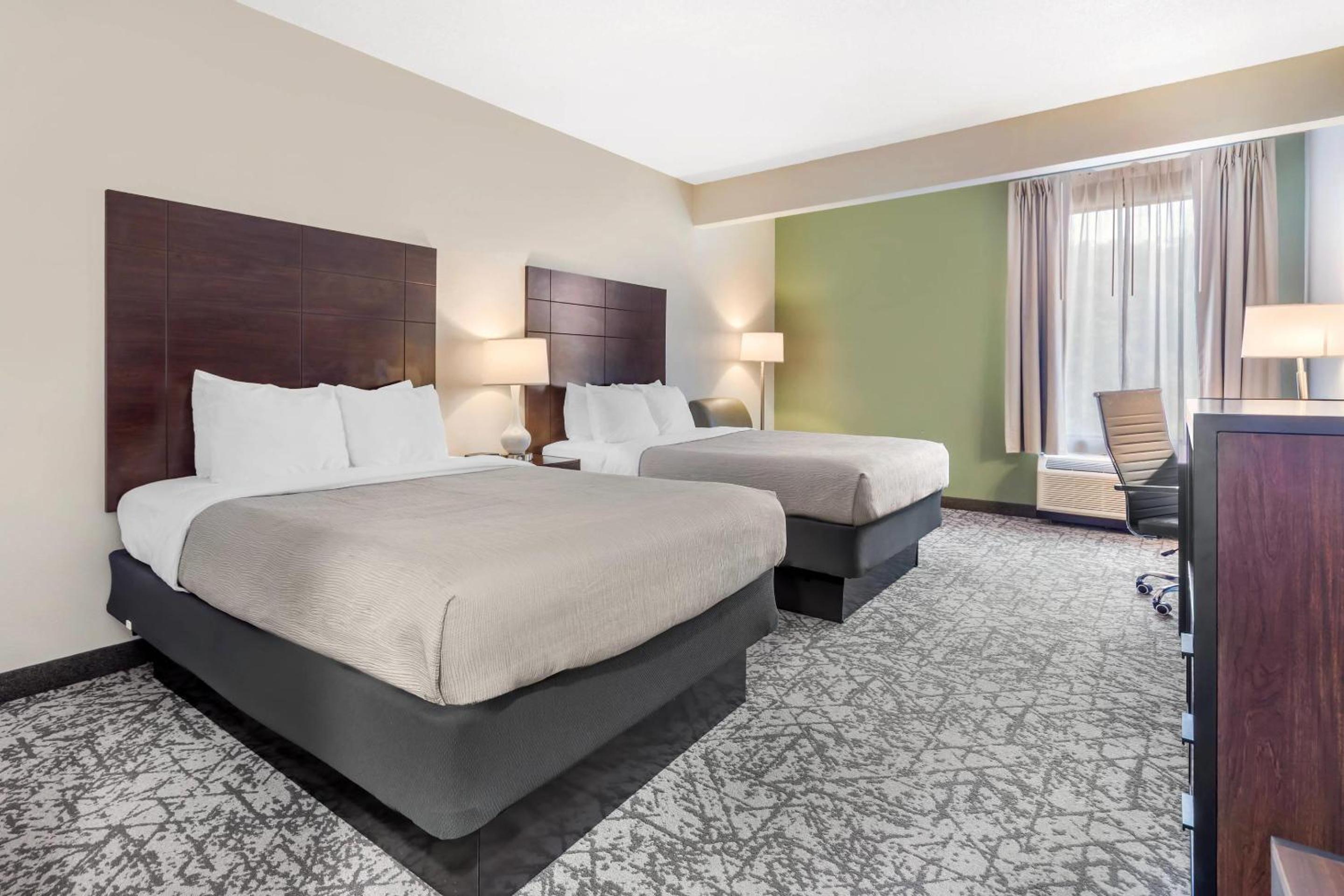 Standard Queen Room with Two Queen Beds - Non-Smoking - Photo 5