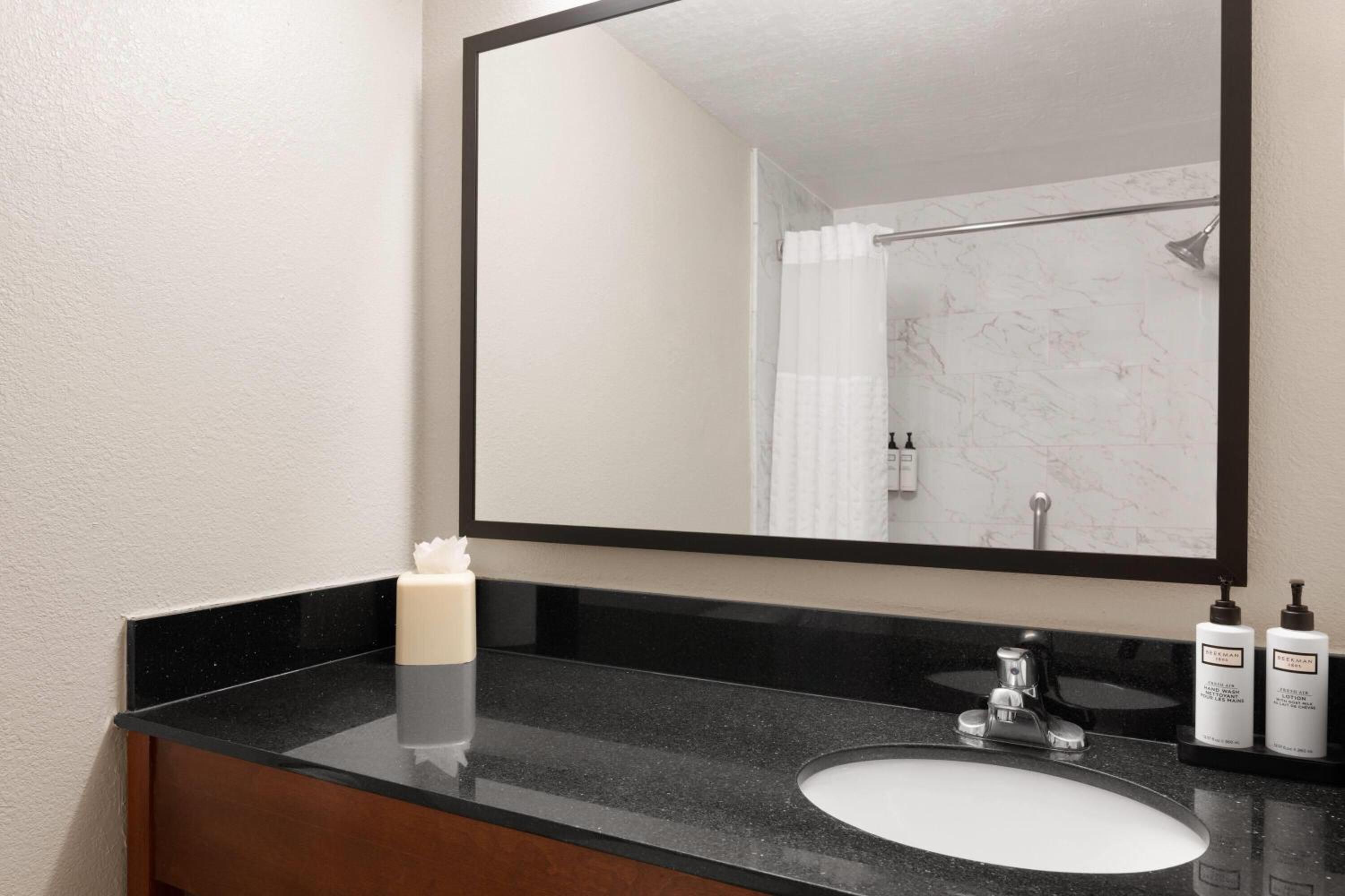 King One-Bedroom Executive Suite, Non-Smoking - Photo 1