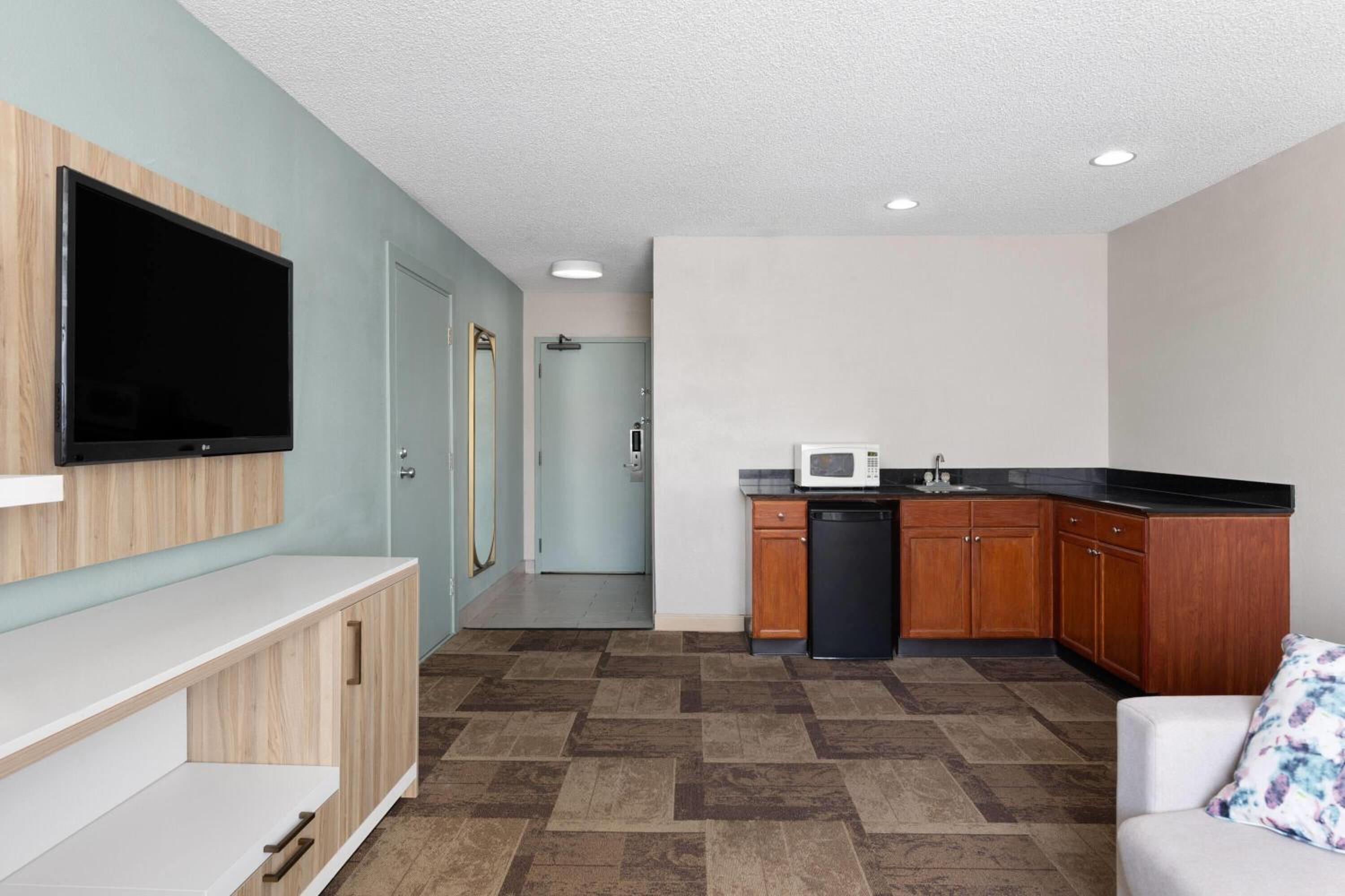 King One-Bedroom Suite with  Mobility/Hearing Access and Roll-In Shower, No Smoking - Photo 2