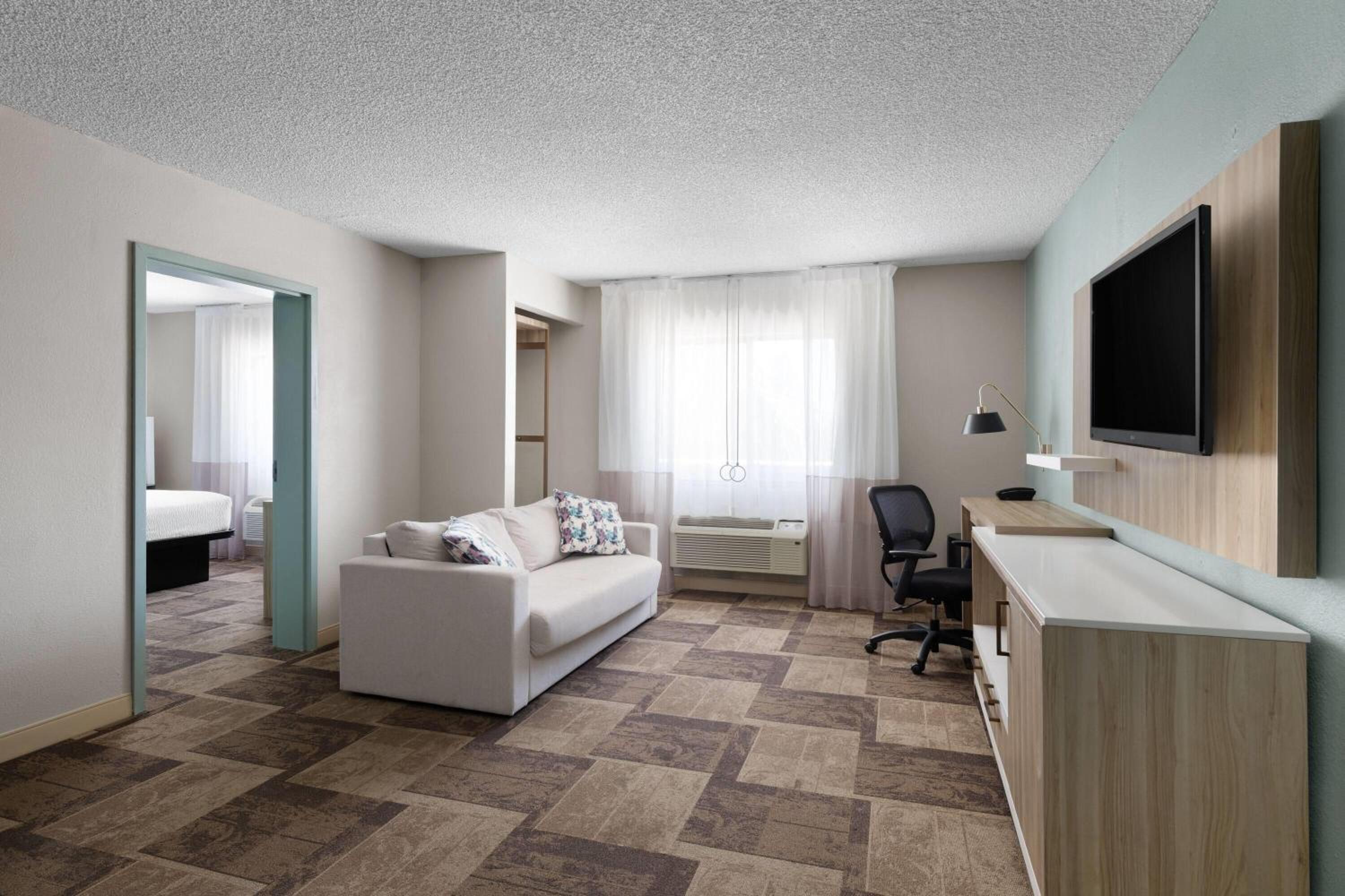 King One-Bedroom Suite with  Mobility/Hearing Access and Roll-In Shower, No Smoking - Photo 1