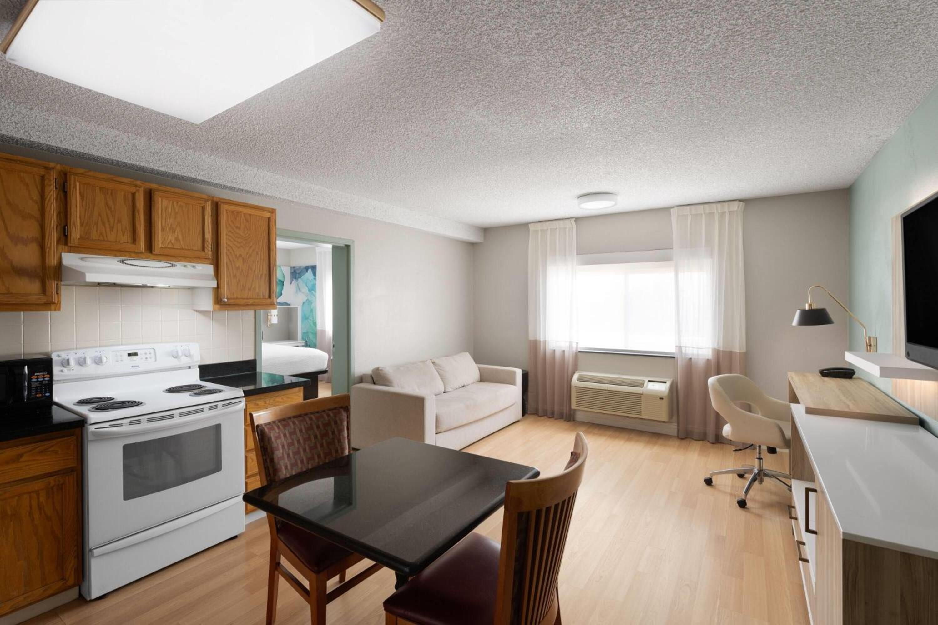 King One-Bedroom Executive Suite, Non-Smoking - Photo 2