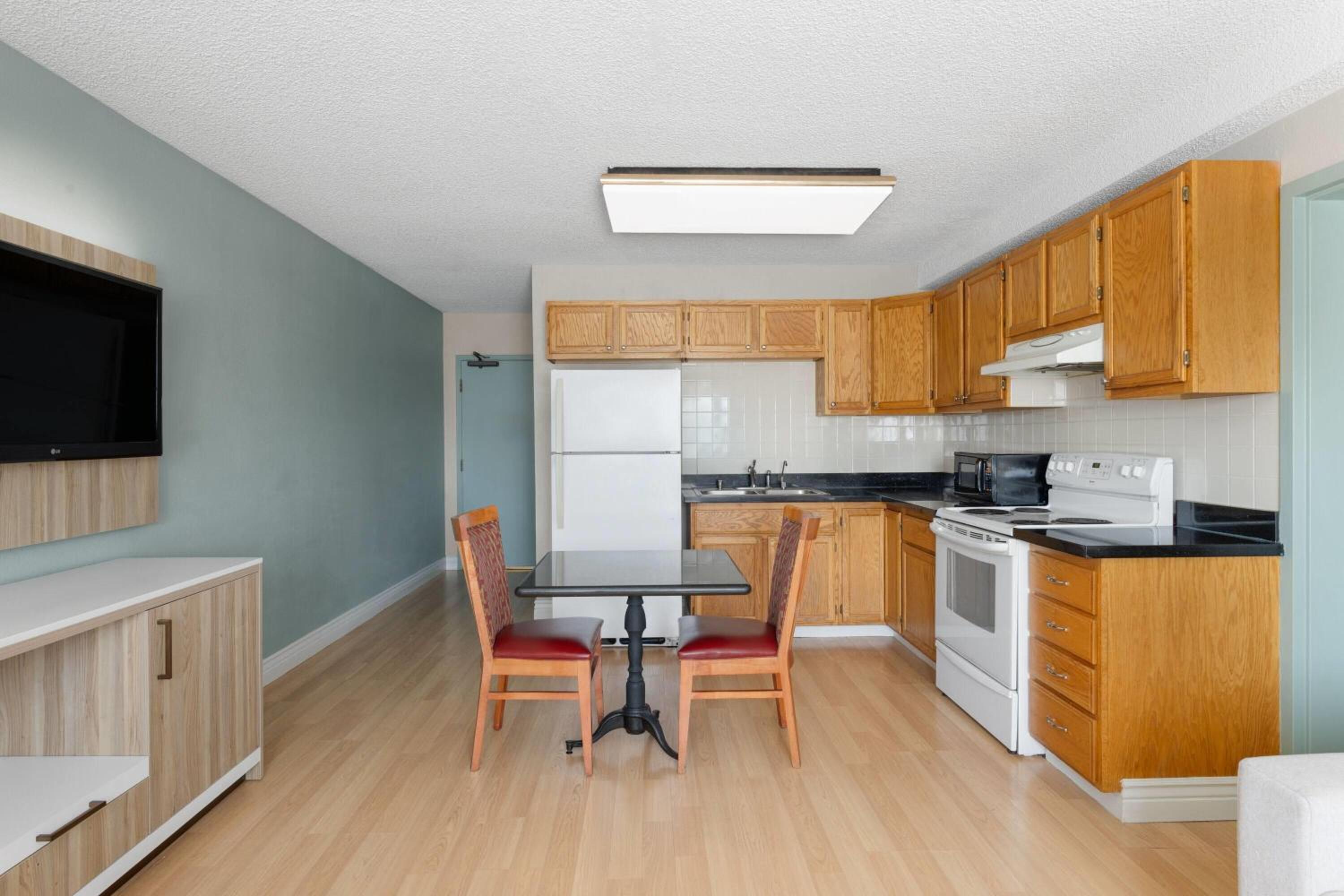 King One-Bedroom Executive Suite, Non-Smoking - Photo 3