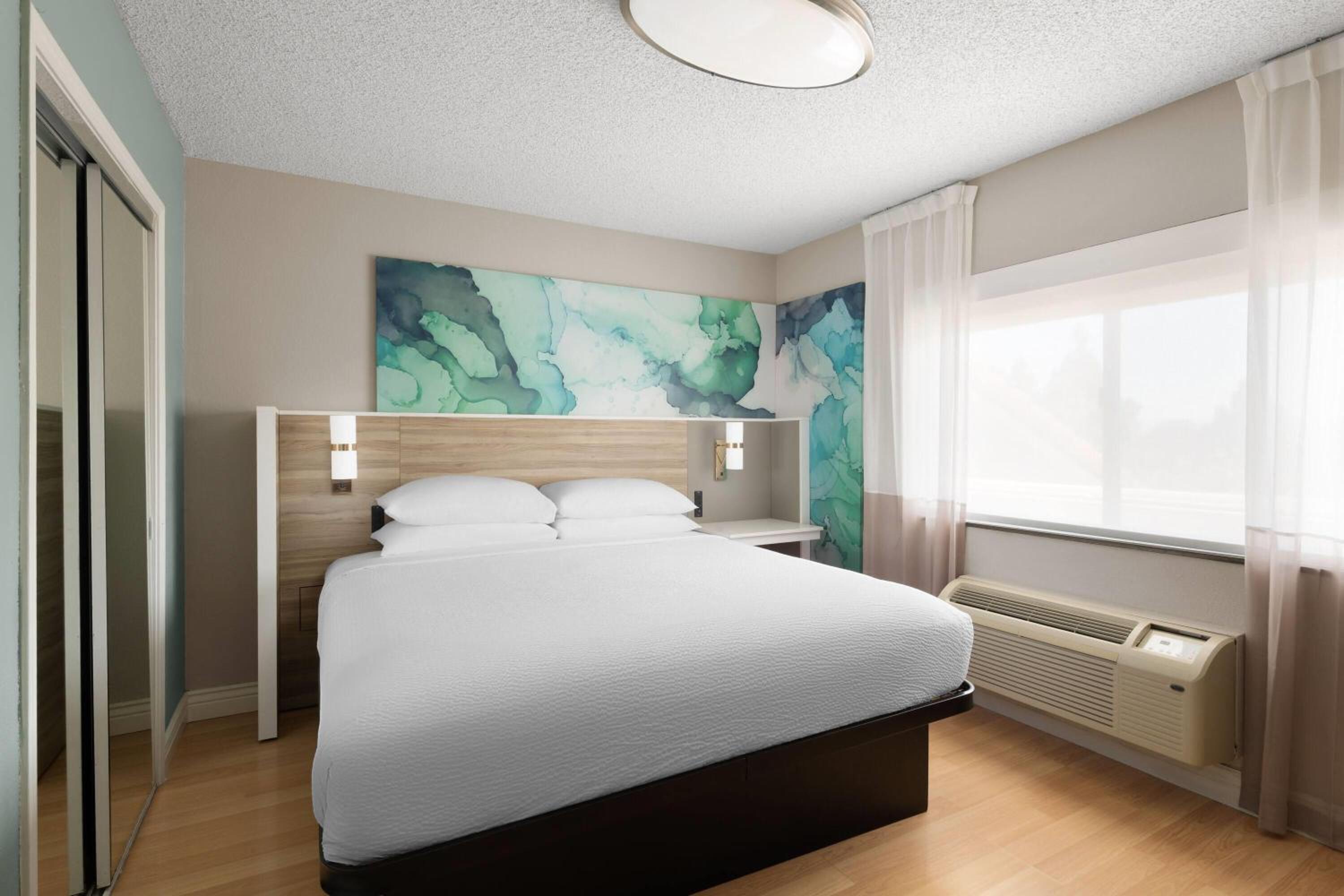 King One-Bedroom Executive Suite, Non-Smoking - Photo 4