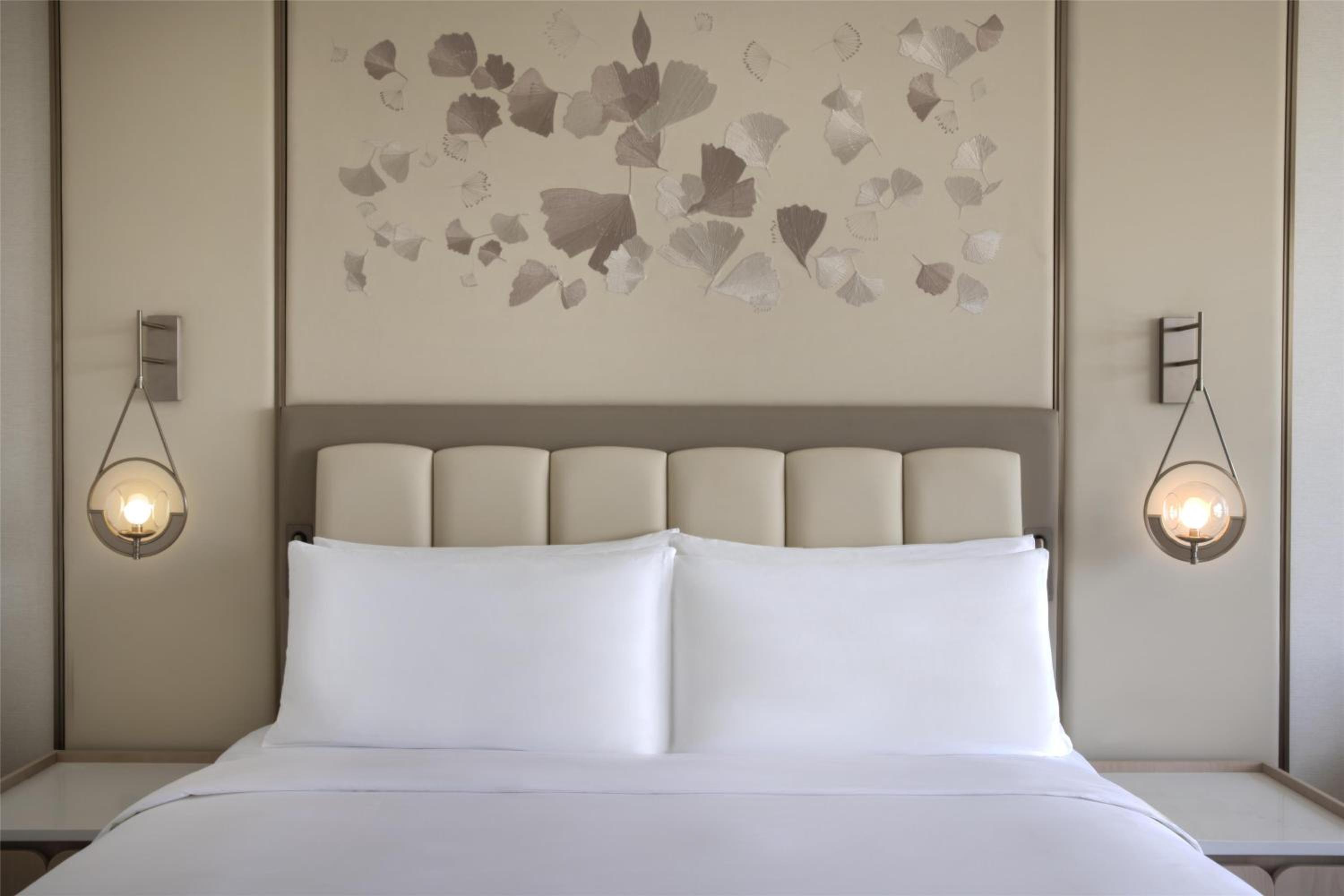 Deluxe King Room - Photo 2