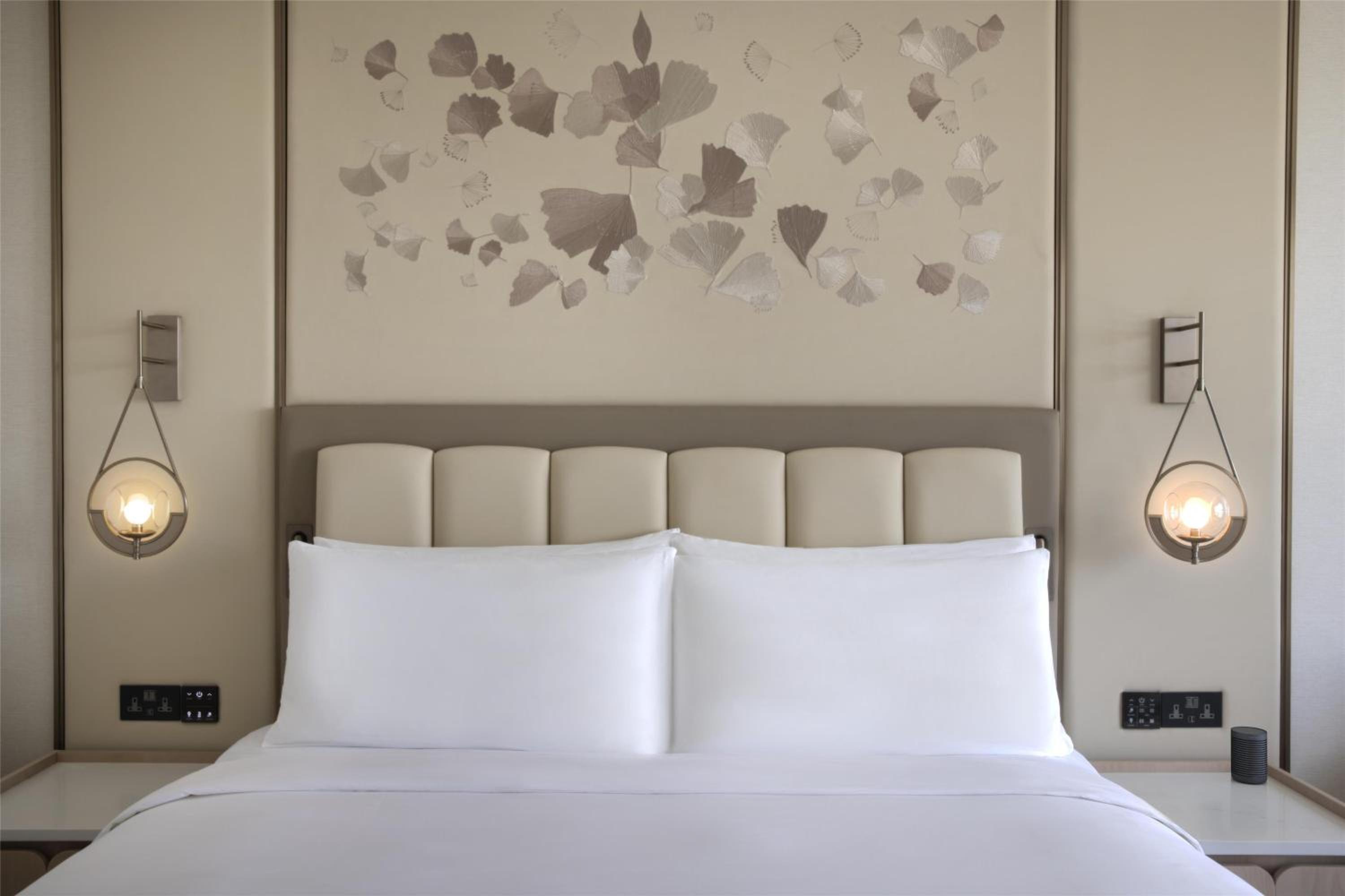 Deluxe One-Bedroom King Suite - Club Signia