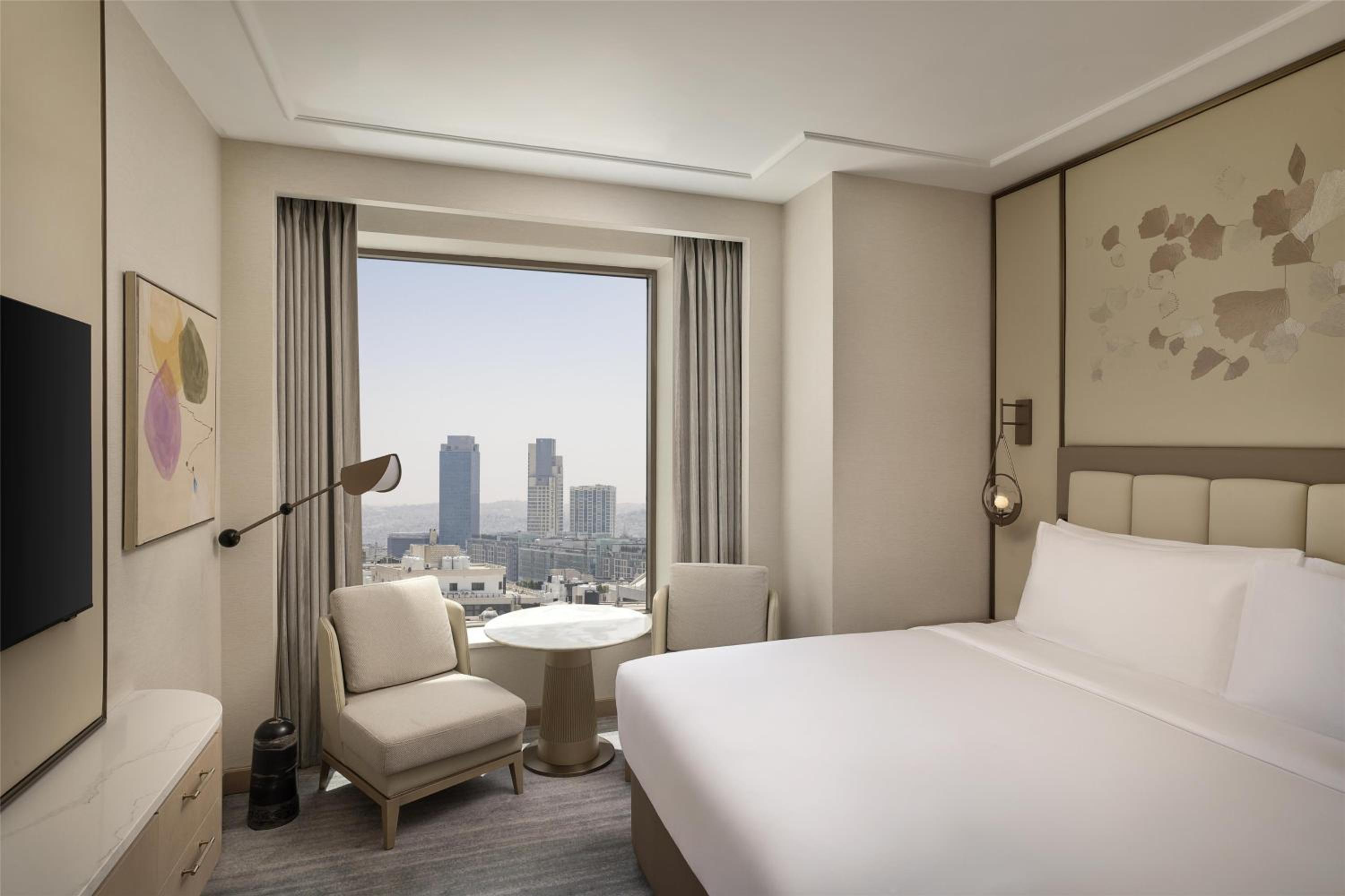 Deluxe King Room with City View photo 2