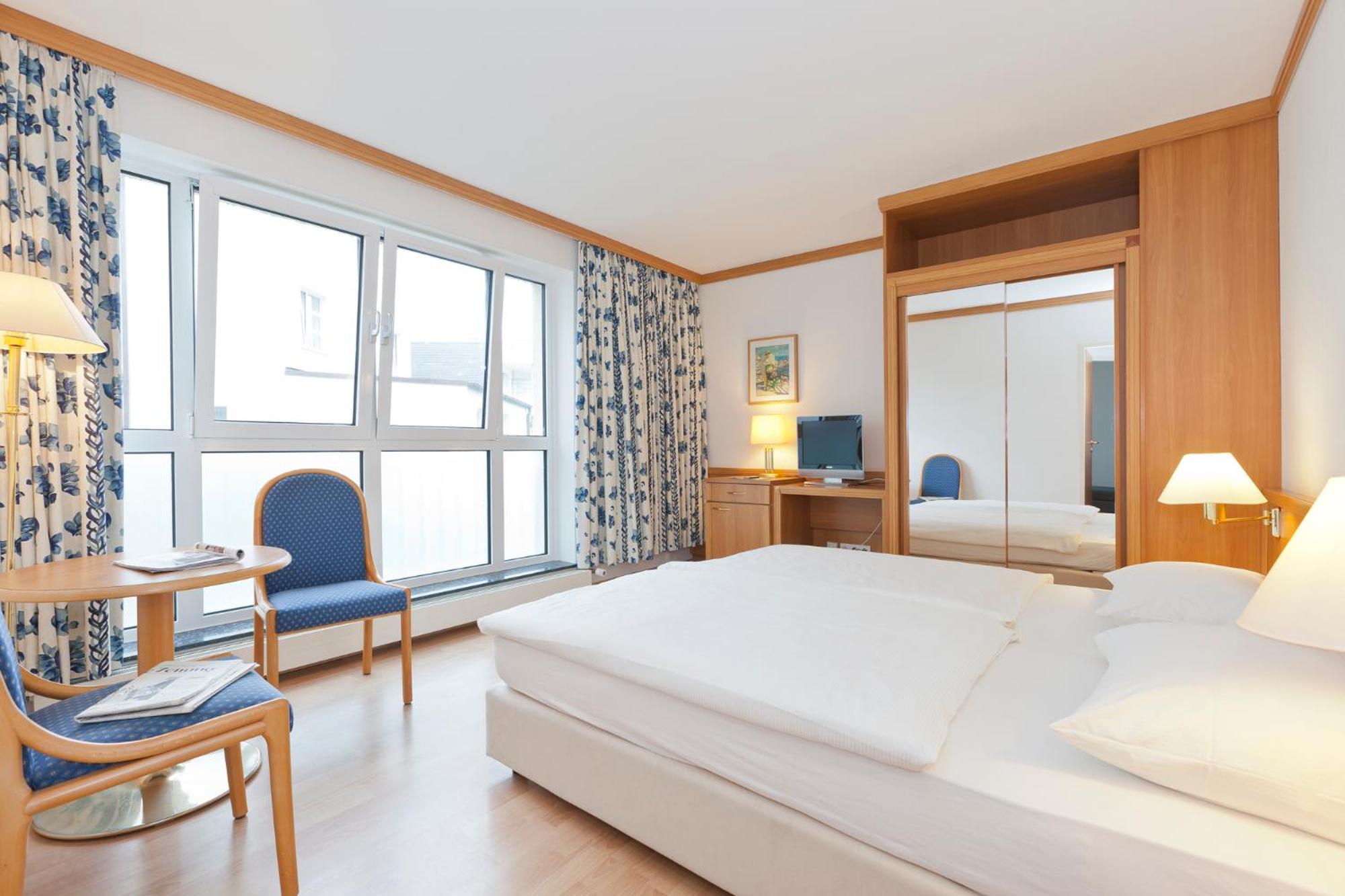 One-Bedroom Apartment with Courtyard View  photo 2