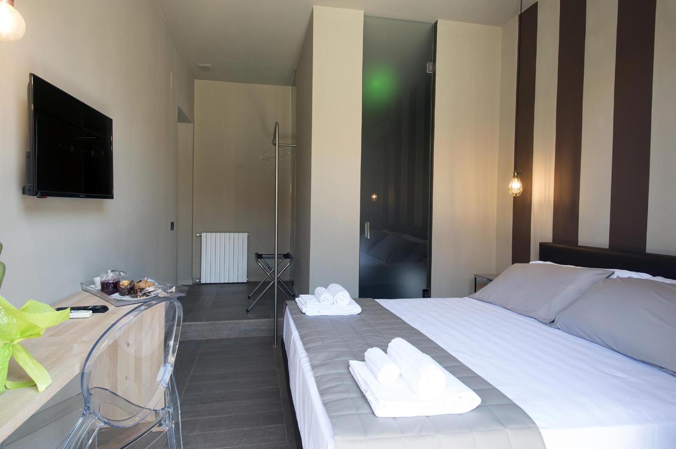 Double Room with Balcony - Photo 5