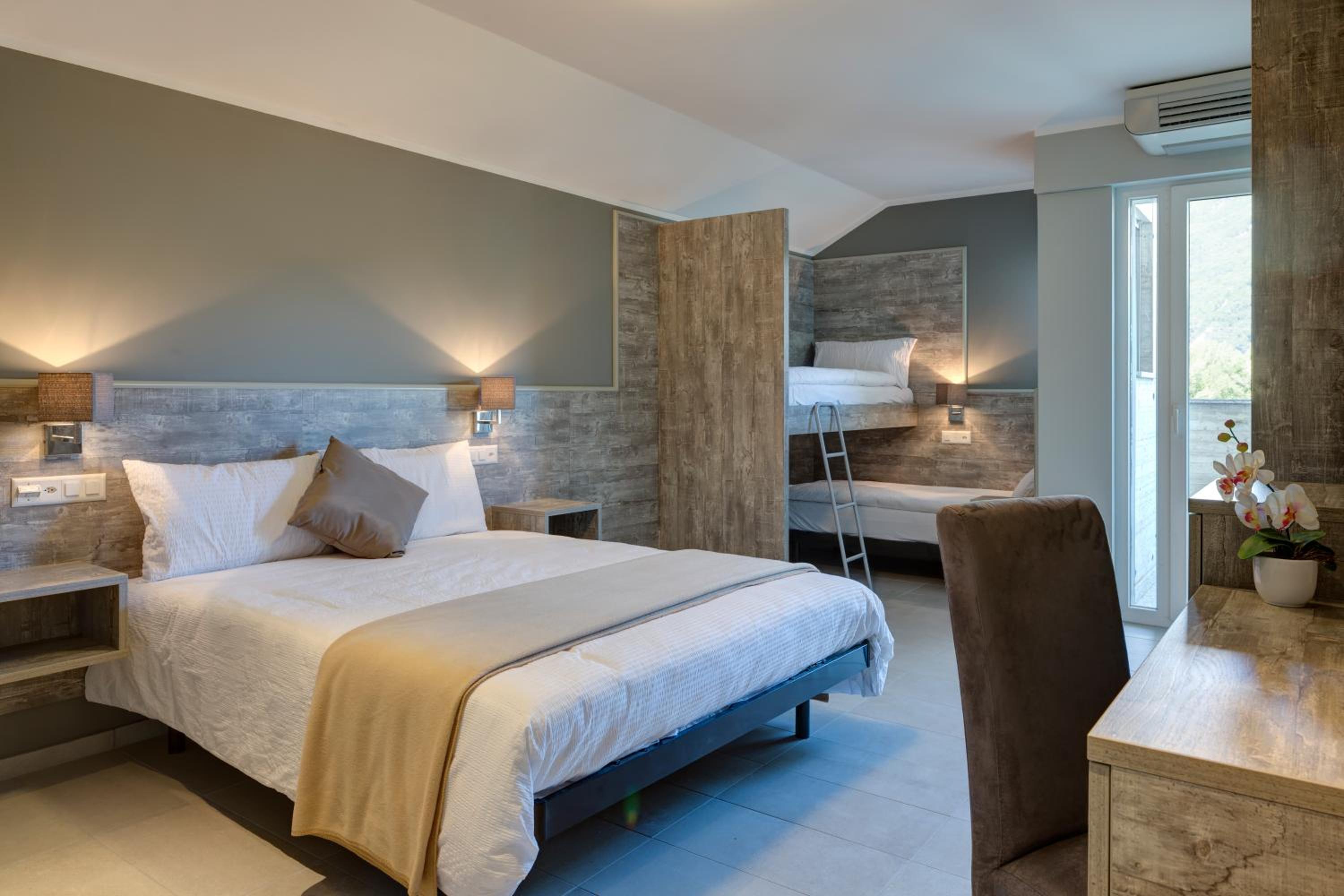 Premium Quadruple Room - Photo 1