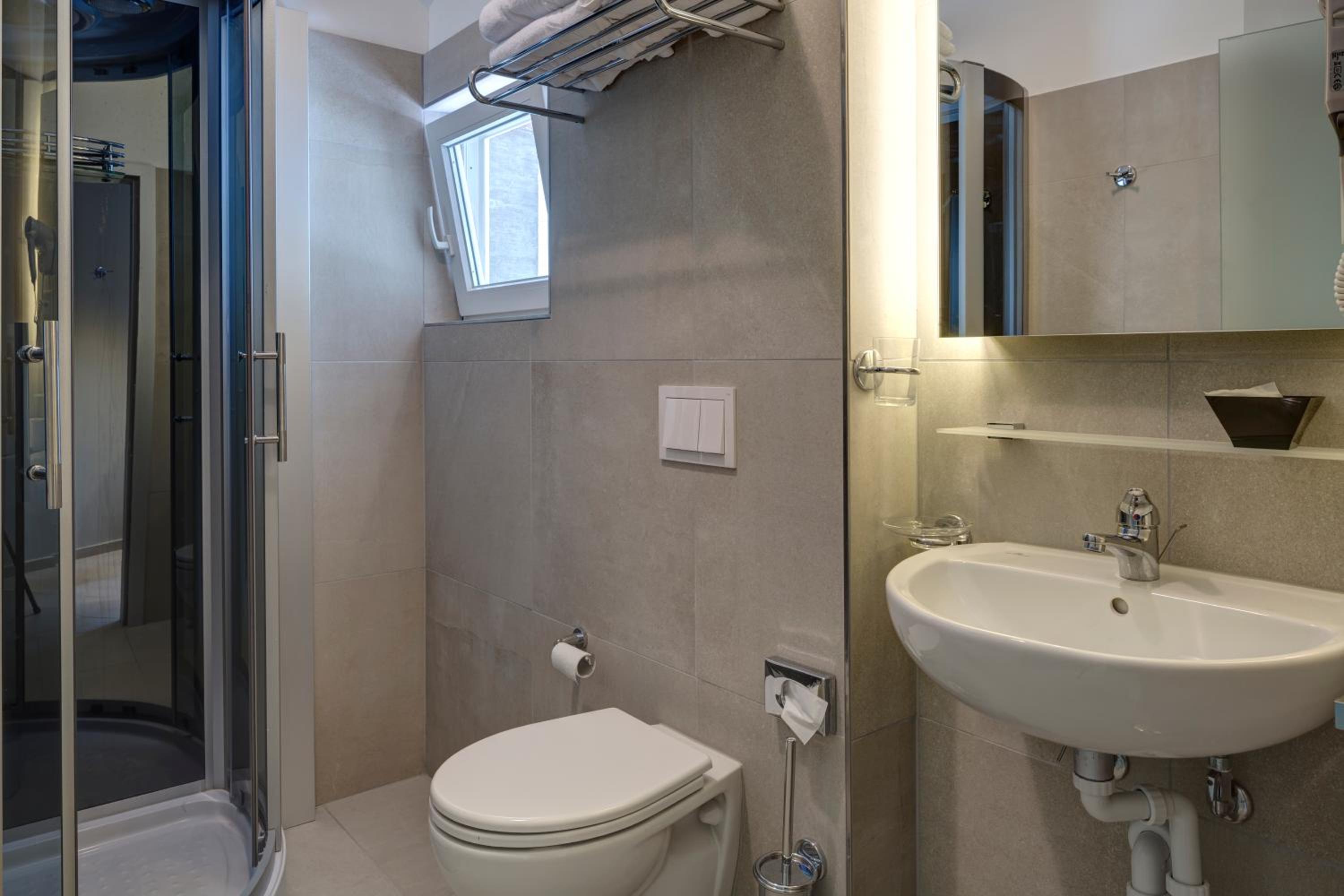Premium Quadruple Room - Photo 12