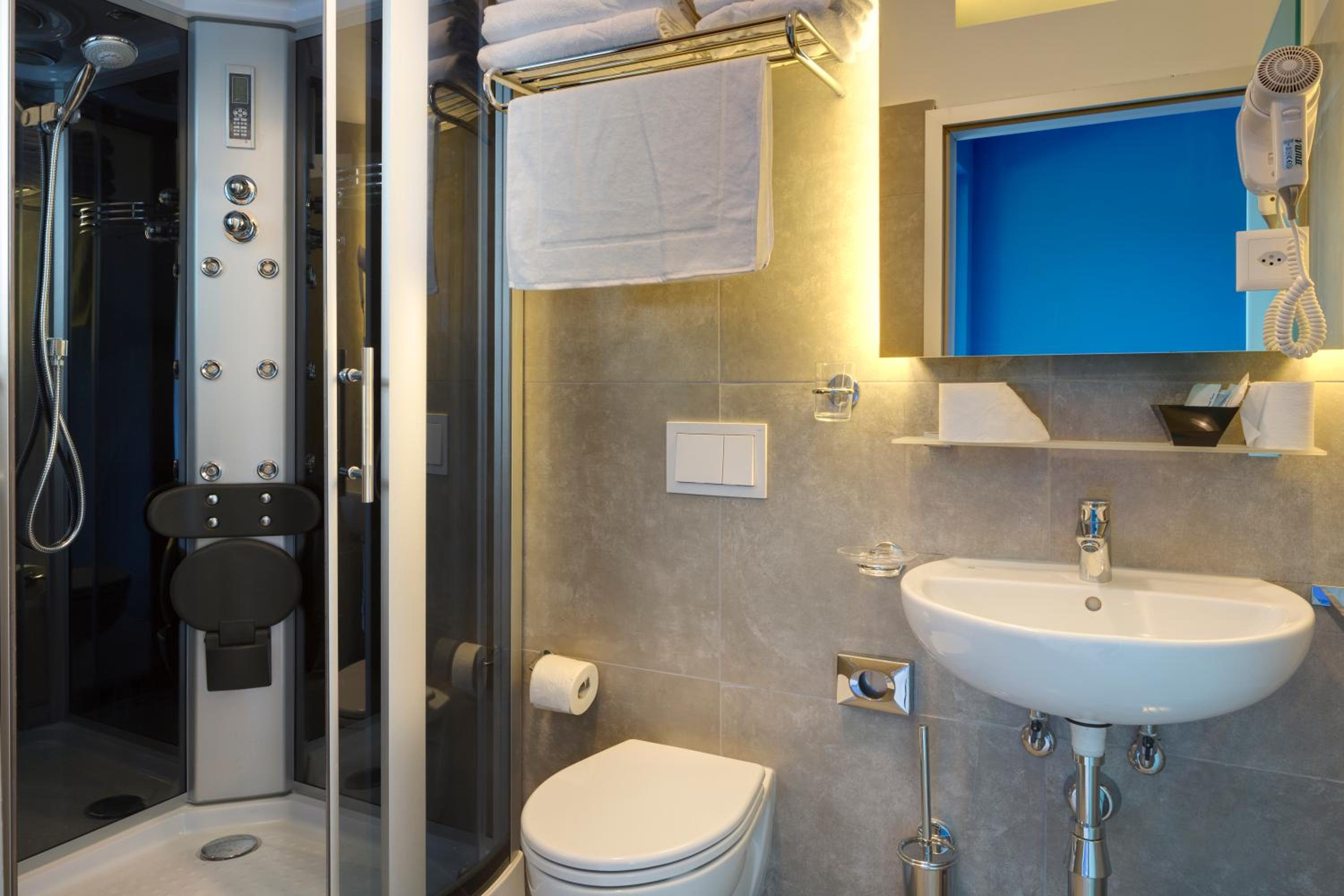 Triple Room with Balcony - Photo 10