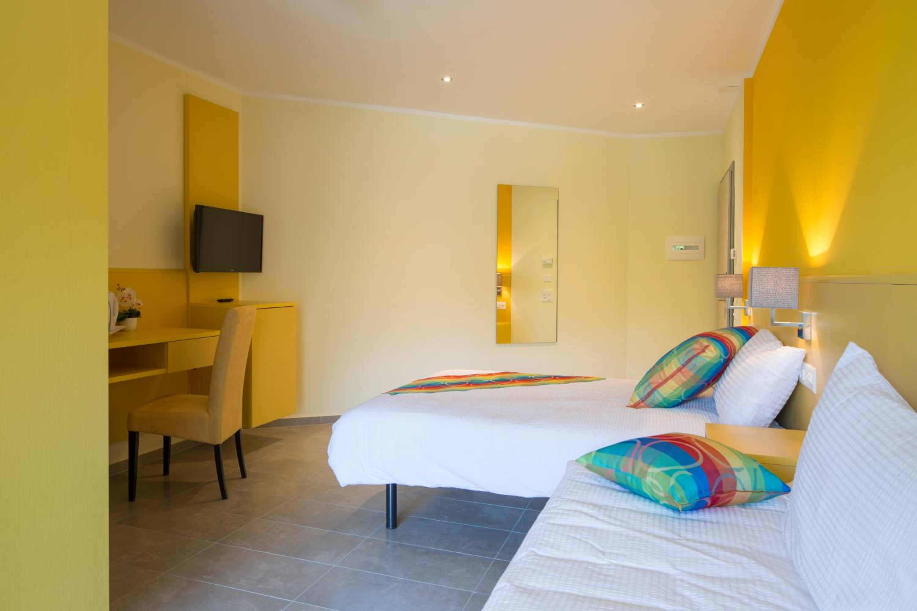 Triple Room with Balcony - Photo 9