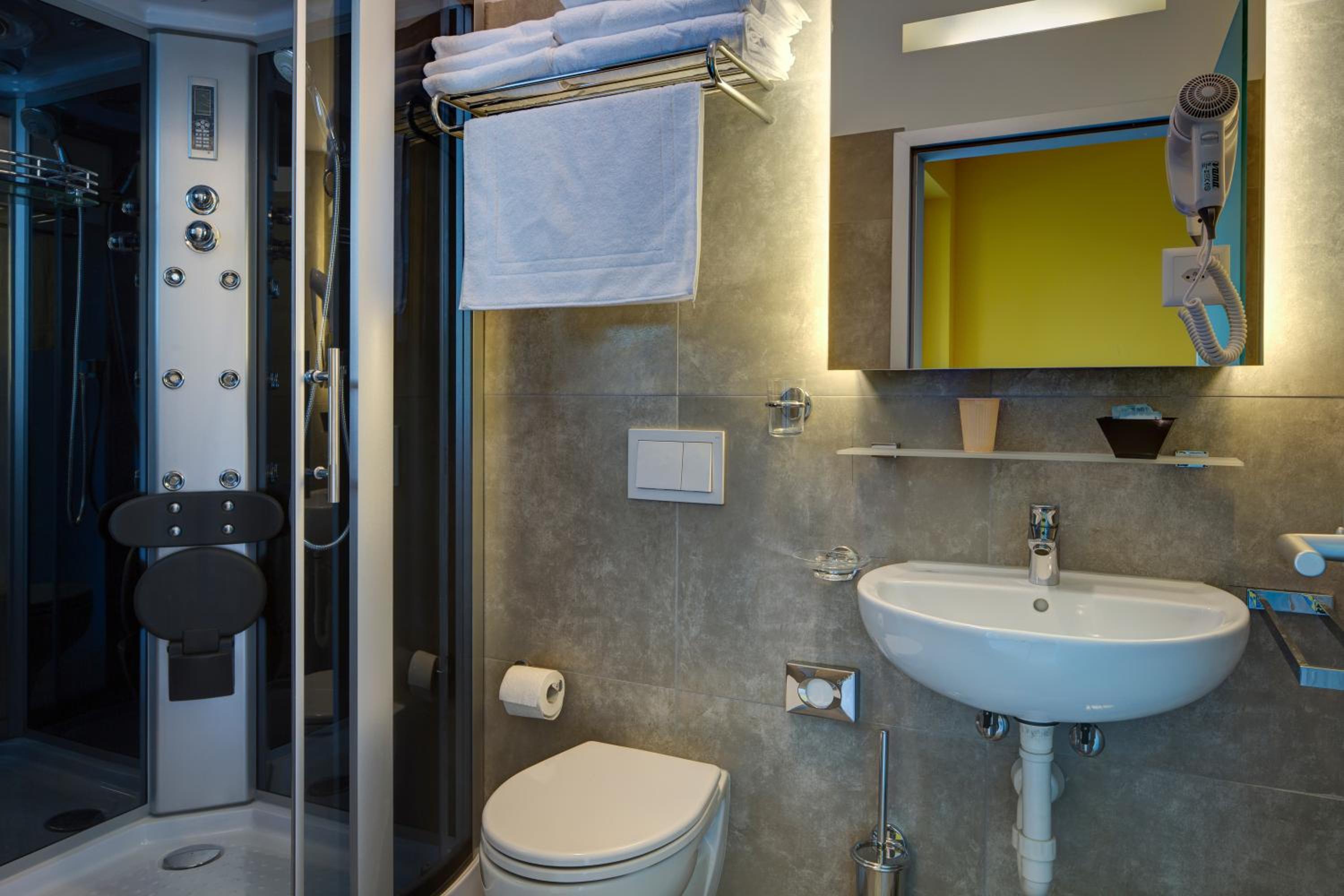 Triple Room with Balcony - Photo 11
