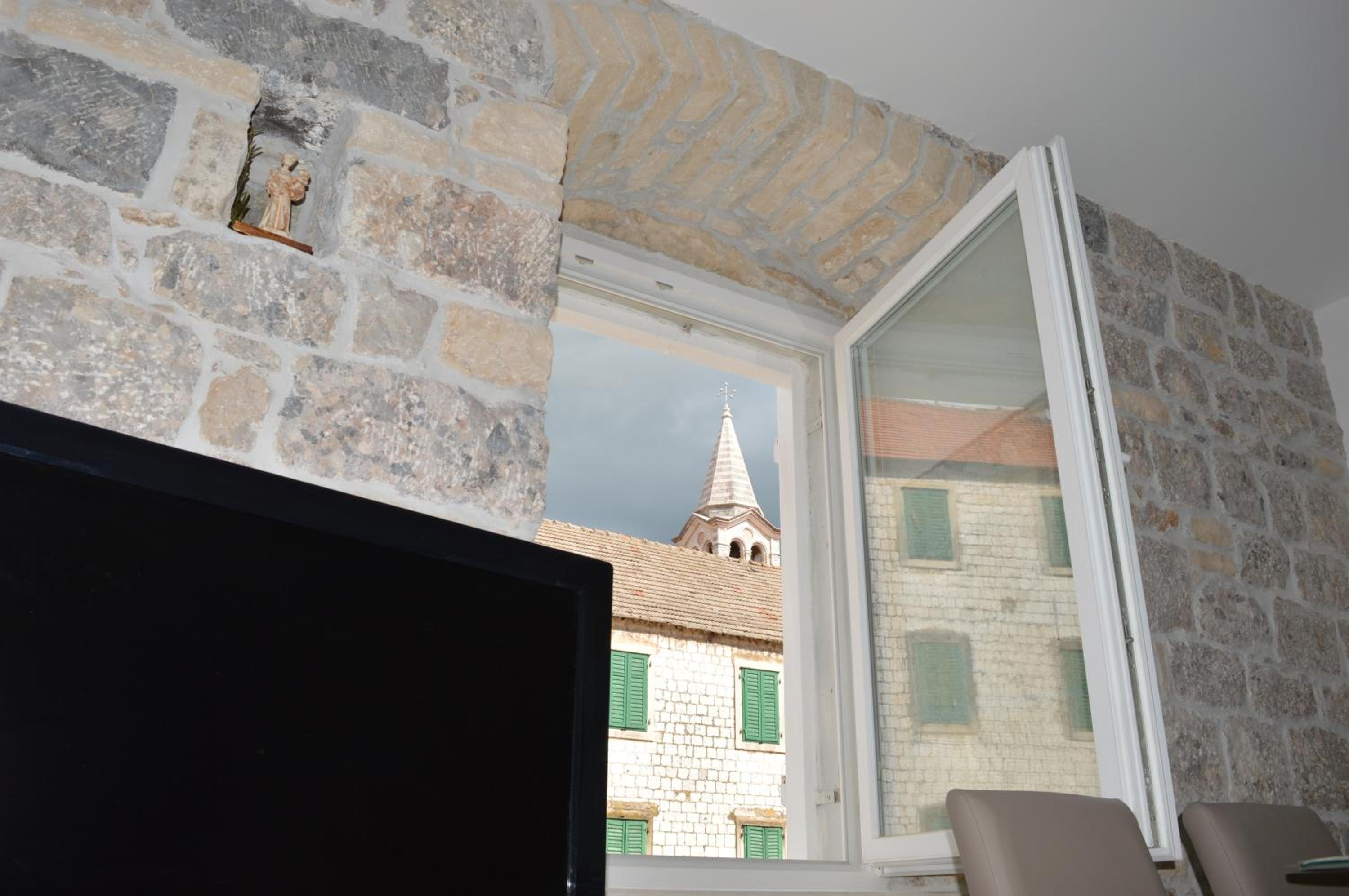 One-Bedroom Apartment - Photo 6