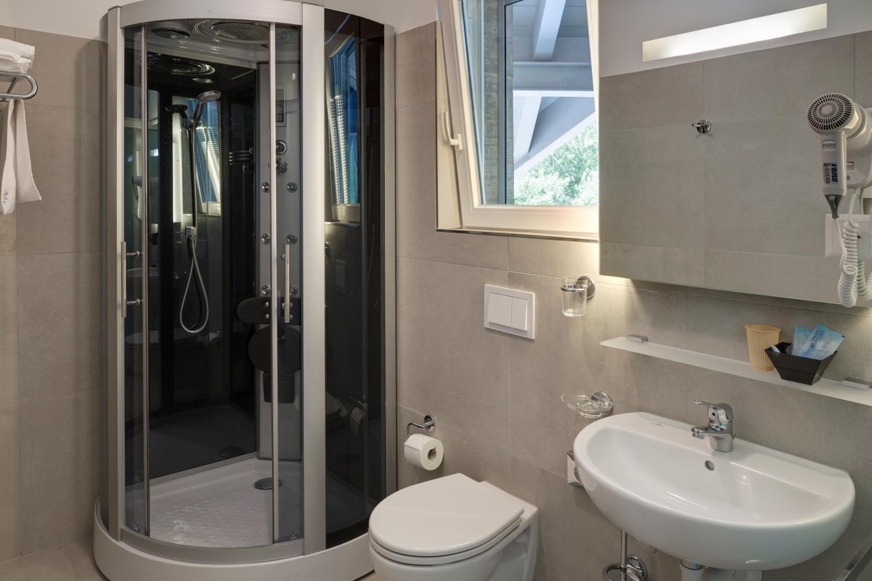 Deluxe Double Room with Balcony - Photo 6