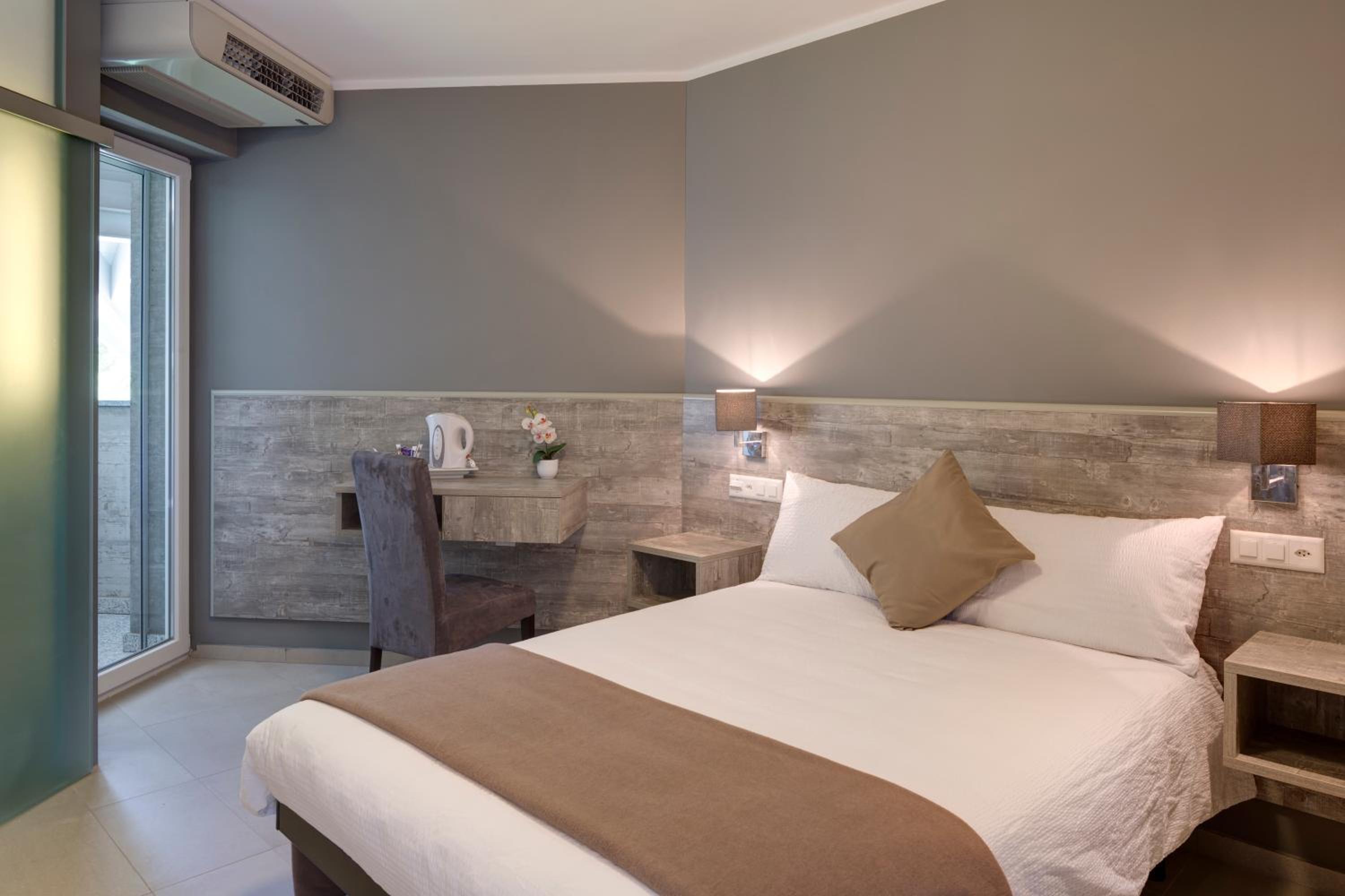 Deluxe Double Room with Balcony - Photo 1
