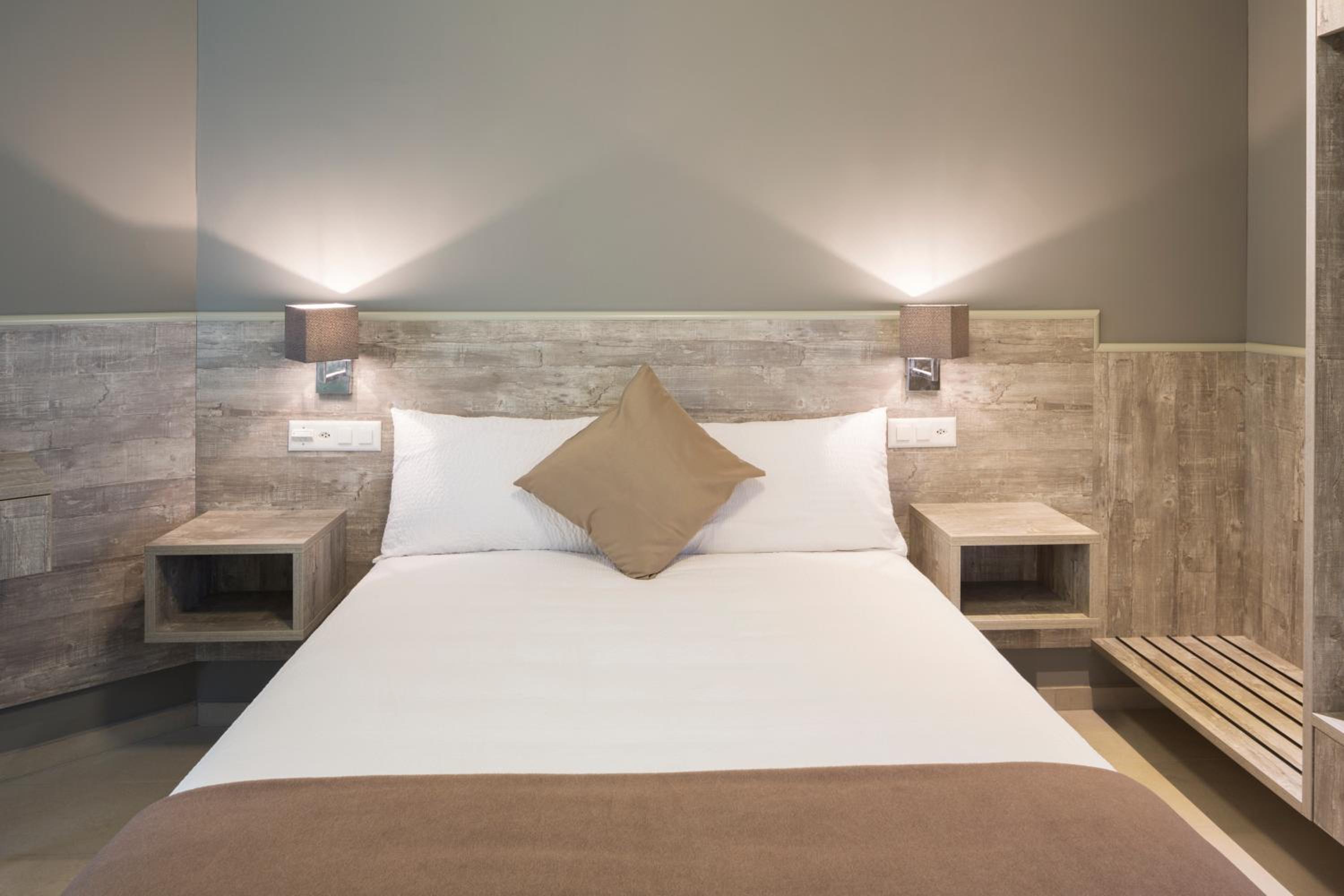 Deluxe Double Room with Balcony - Photo 2