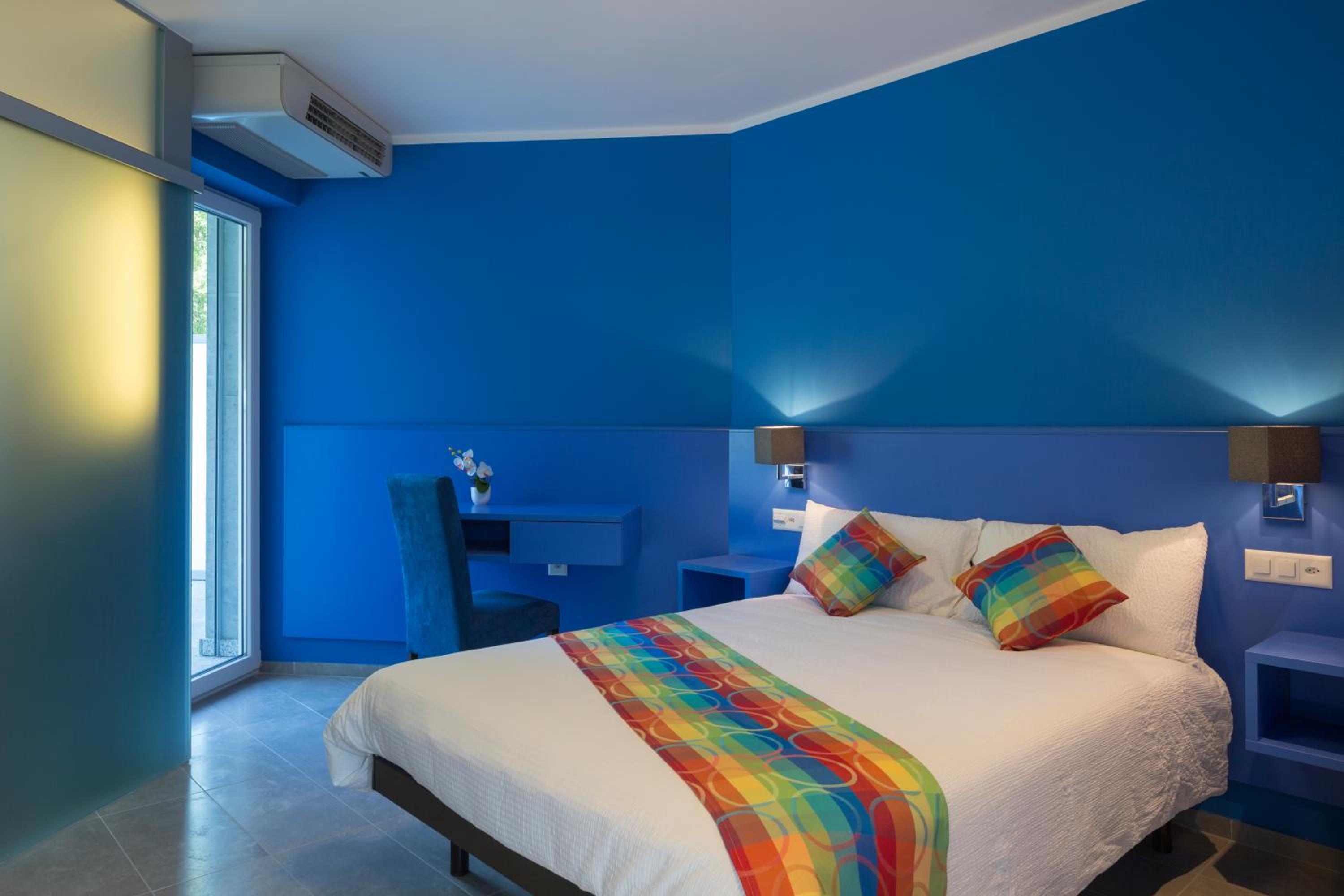 Deluxe Double Room with Balcony - Photo 4