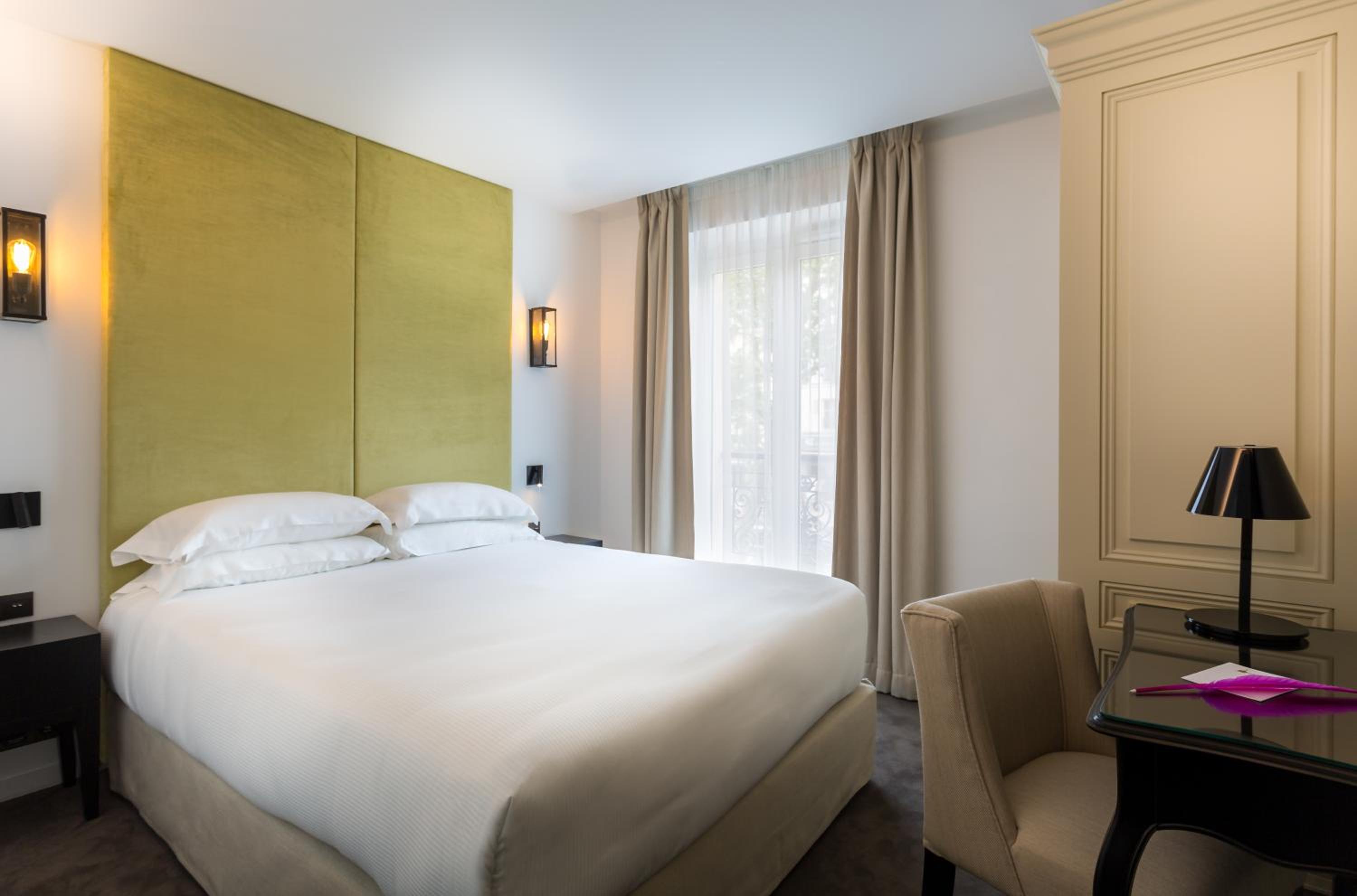 Double Room Baronne - Eiffel Tower Side View photo 1